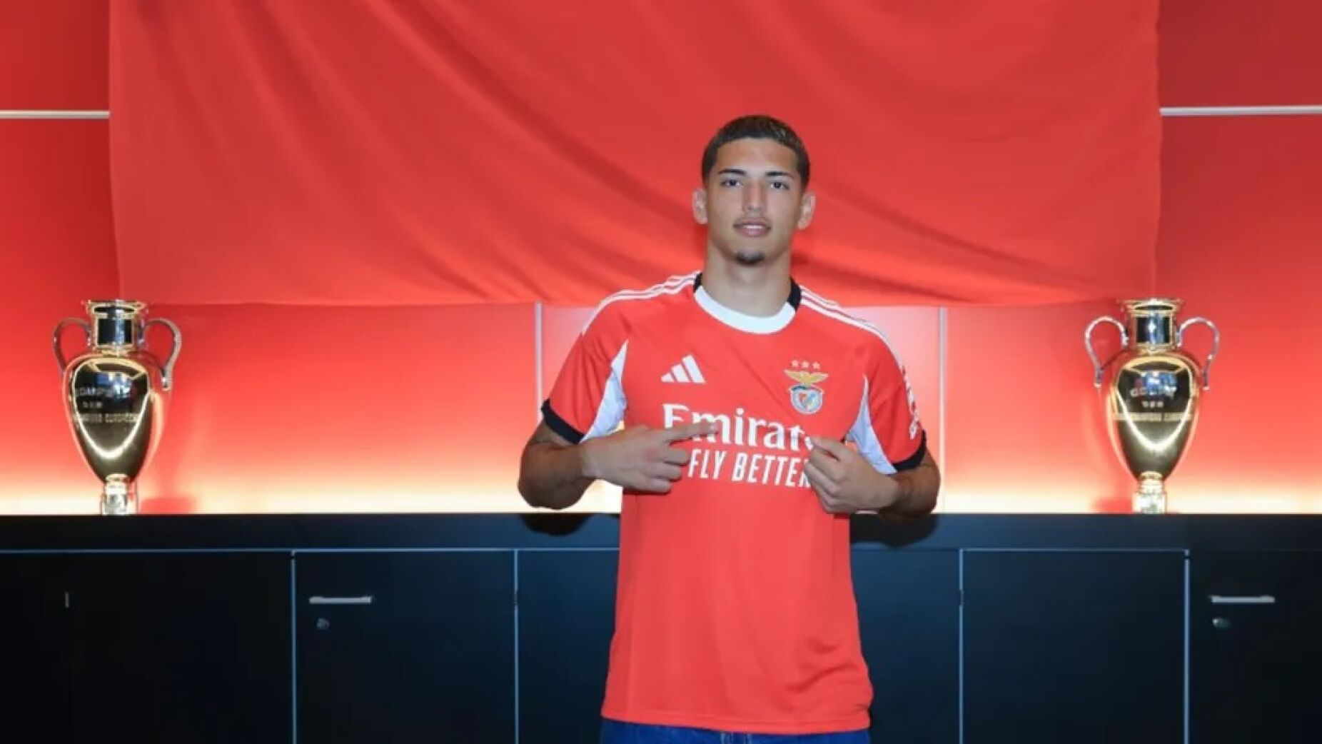 Promessa segura no Seixal: Francisco Silva renova contrato com o Benfica