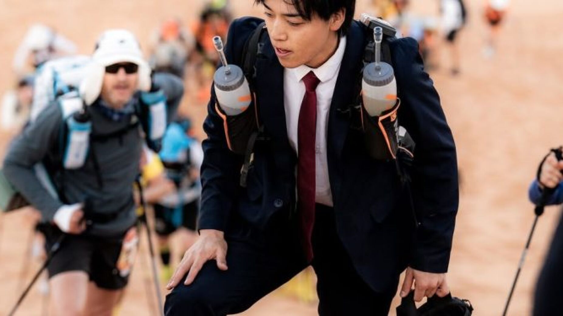 Fato e gravata no deserto: corredor japon&ecirc;s desafia a l&oacute;gica na Maratona das Areias