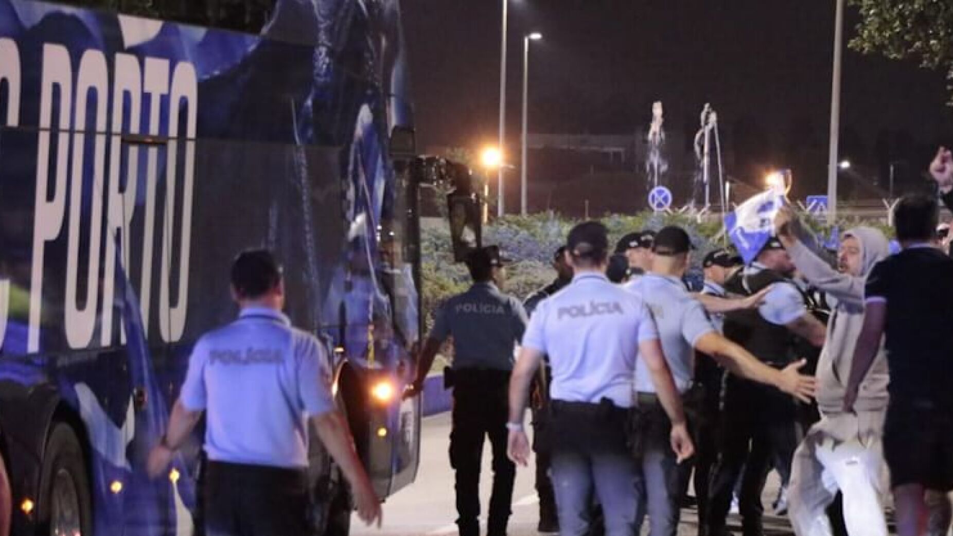 Villas-Boas e Anselmi insultados e arrasados por adeptos do FC Porto