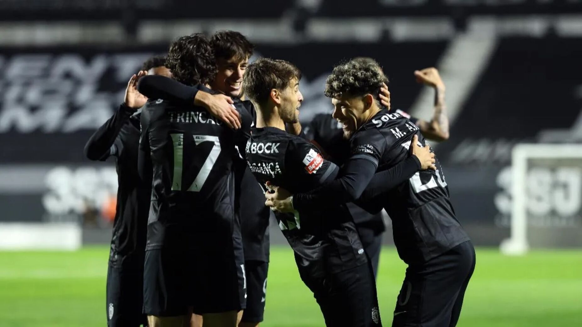 Estrela 0-1 sporting: bragan&ccedil;a decide, quenda regressa, um gato invade o relvado &mdash; e hjulmand empurra o &aacute;rbitro num lance que vai dar que falar