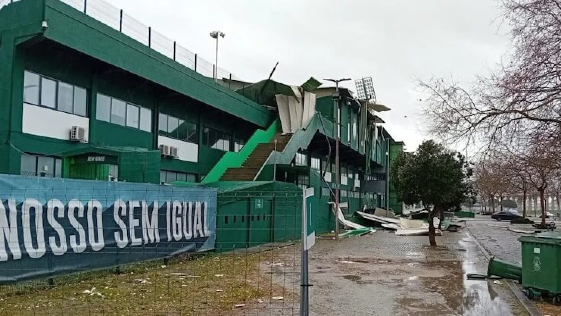 Depressão Martinho destrói cobertura do estádio do Rio Ave