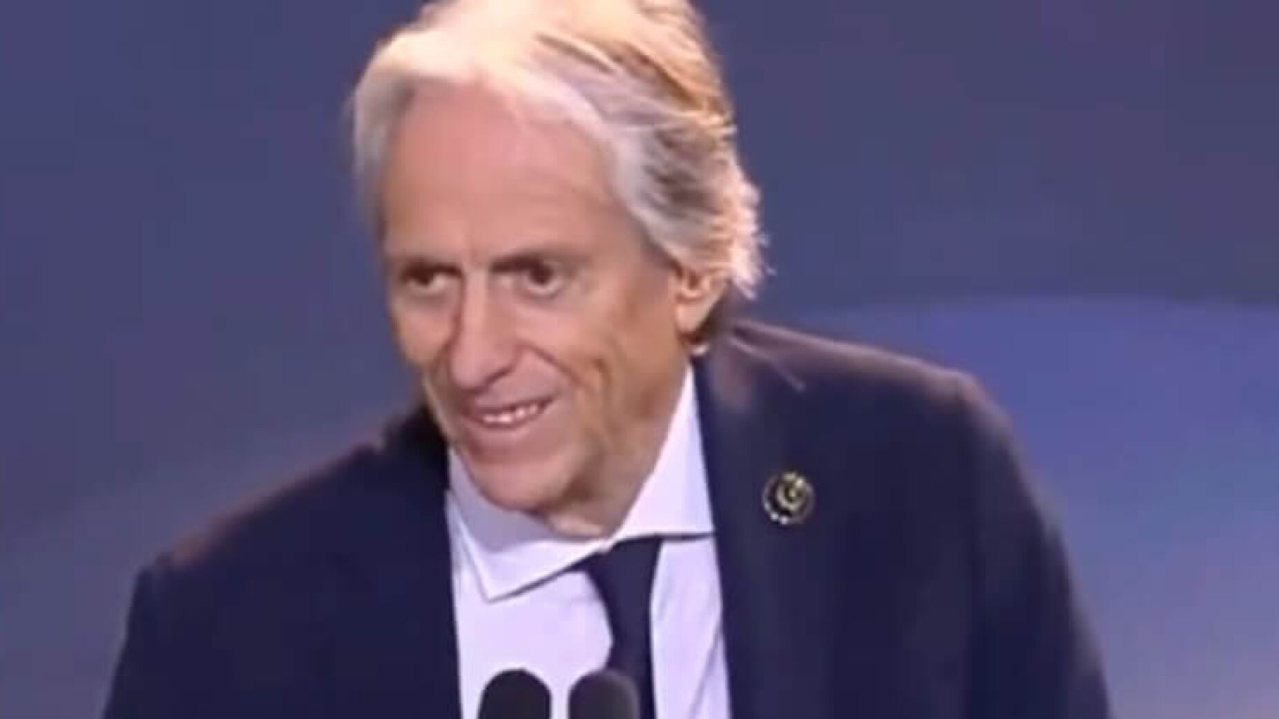 Jesus arrisca discurso em inglês nos Globe Soccer Awards e deu nisto