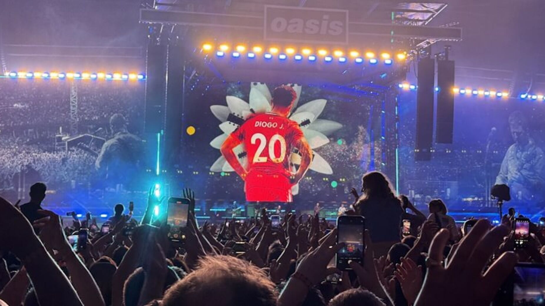 Oasis e Robbie Williams homenageiam Jota em concerto
