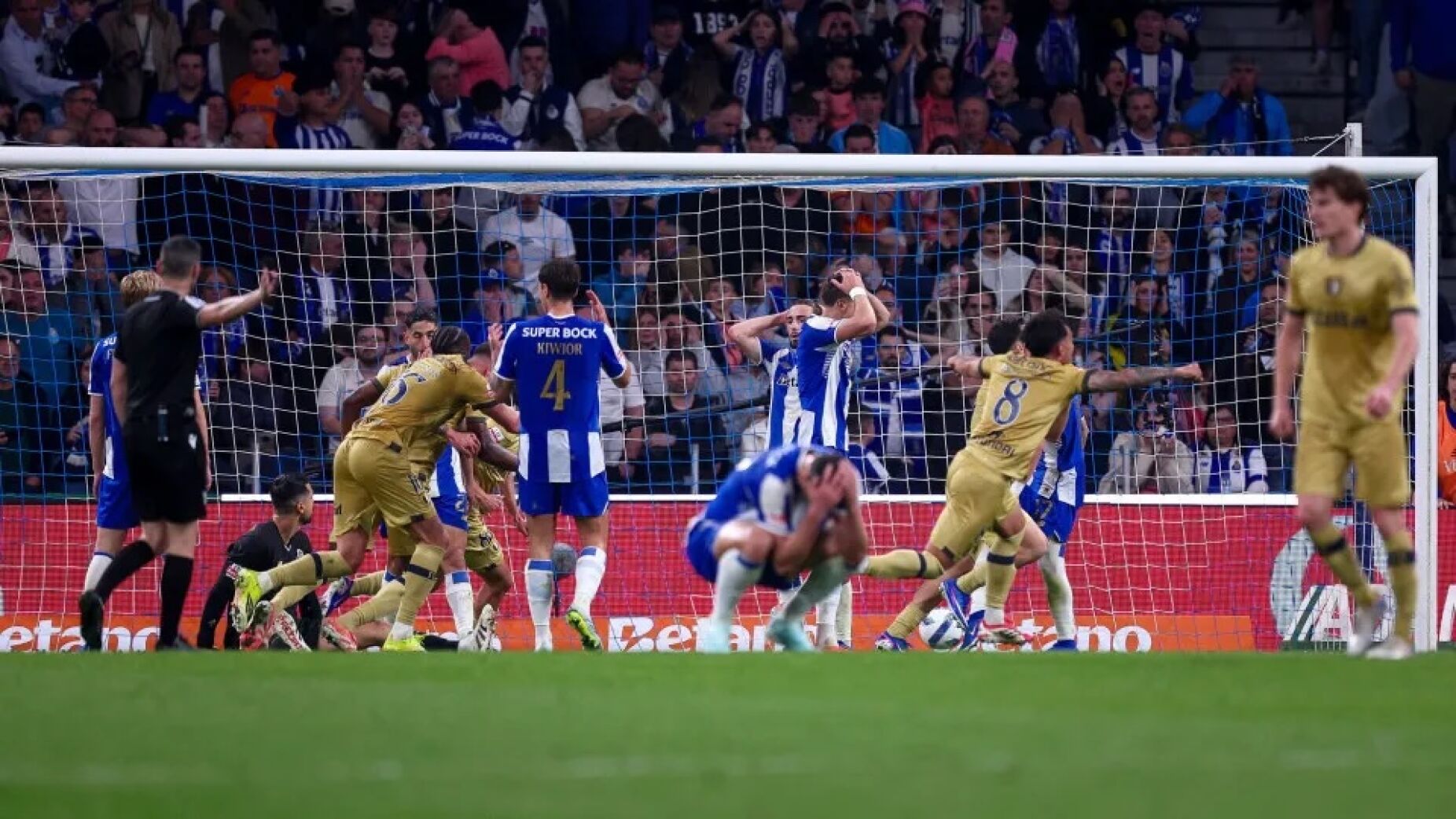 A LUTA PELO T&Iacute;TULO EST&Aacute; LOUCA: Com o Porto a empatar, o Benfica pode ir amanh&atilde; a dois pontos do Sporting