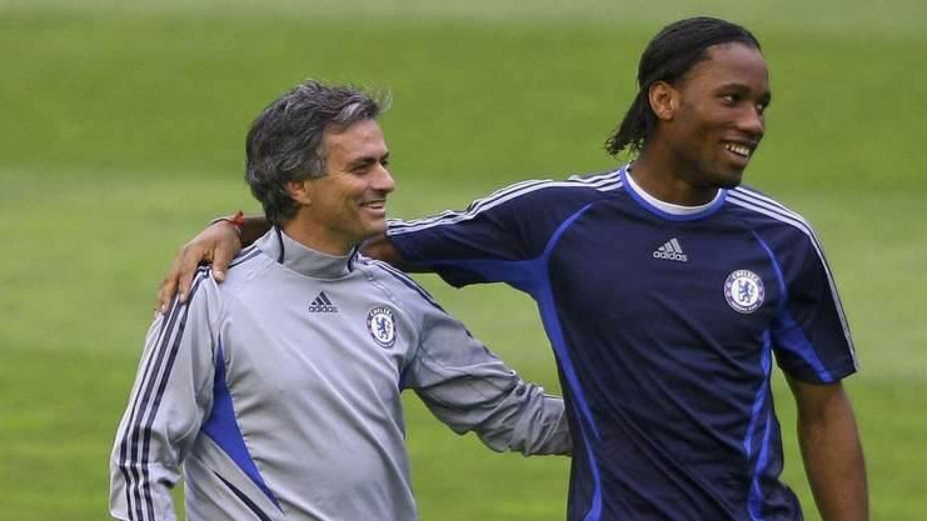 Drogba defende Mourinho: "Como é que o meu ‘pai’ pode ser racista?"