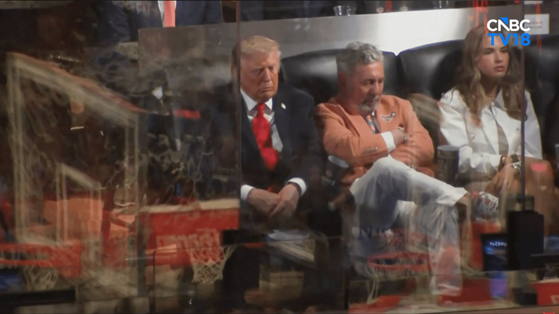 Trump adormeceu na NBA. Chamava "Sleepy Joe" a Biden.