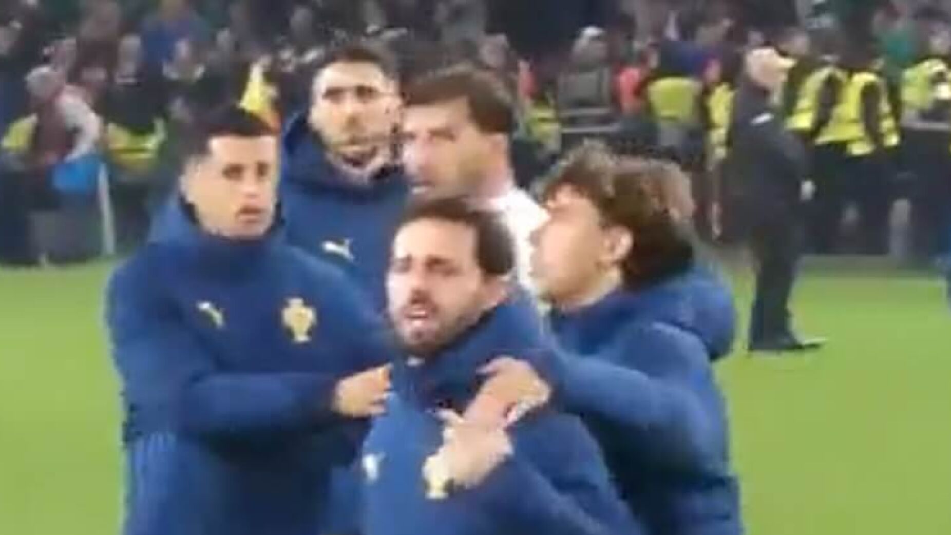 Bernardo Silva e Rúben Dias em fúria com adeptos após o Irlanda-Portugal