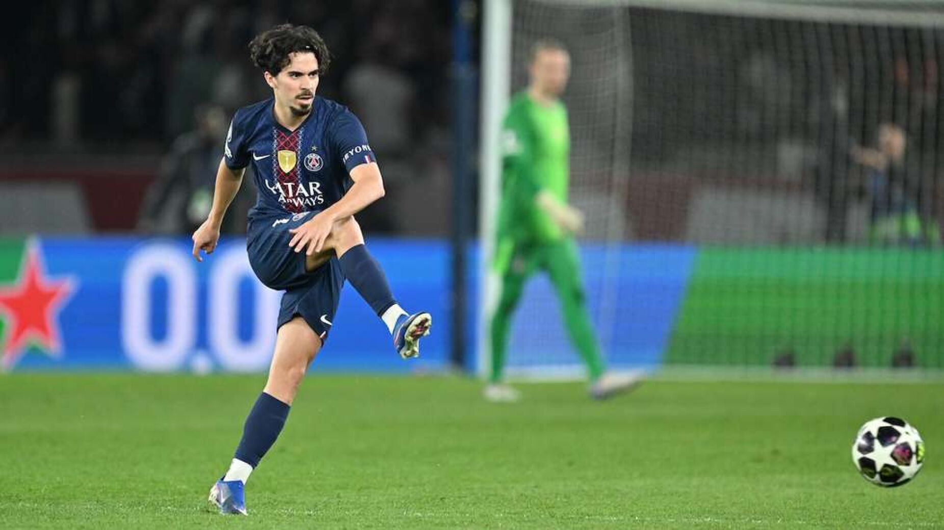 O GESTO DE VITINHA QUE CORREU O MUNDO: ESPEROU 20 MINUTOS NO RELVADO DO PARQUE DOS PR&Iacute;NCIPES S&Oacute; PARA CUMPRIR UMA PROMESSA