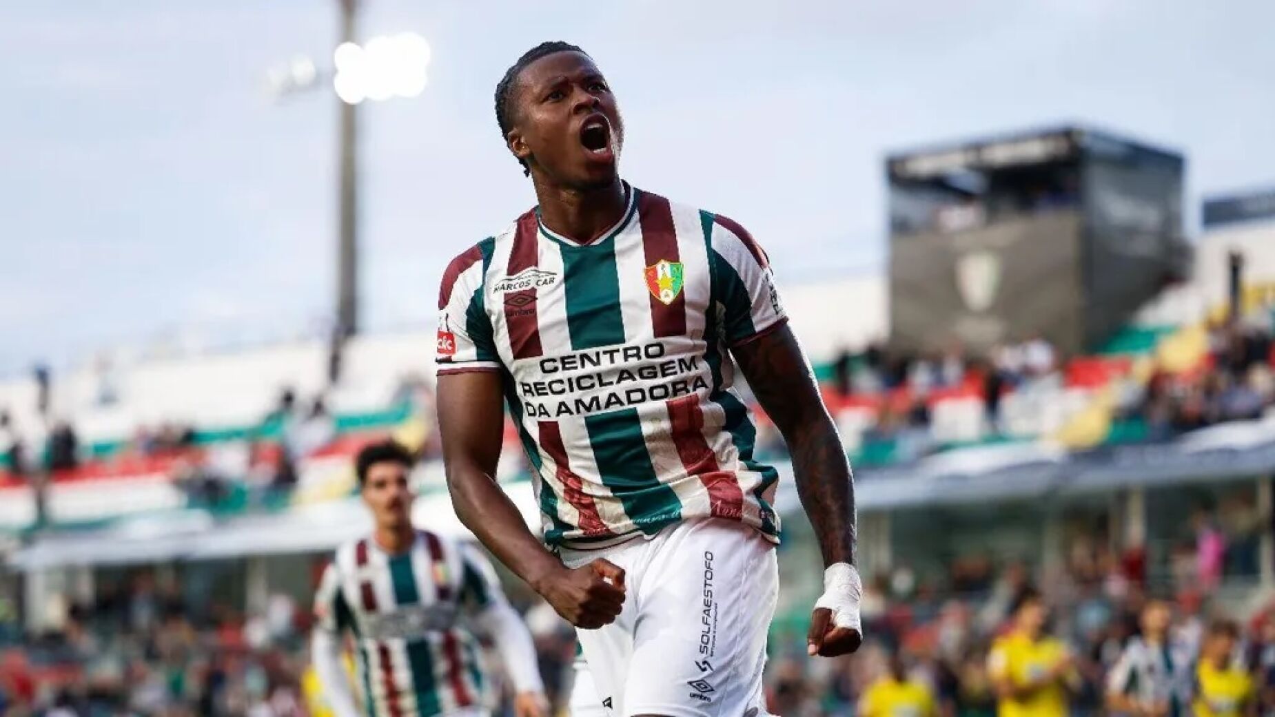 &Uacute;ltimos sinais antes da oficializa&ccedil;&atilde;o: lateral j&aacute; sai da rota do Estrela e a Luz espera-o