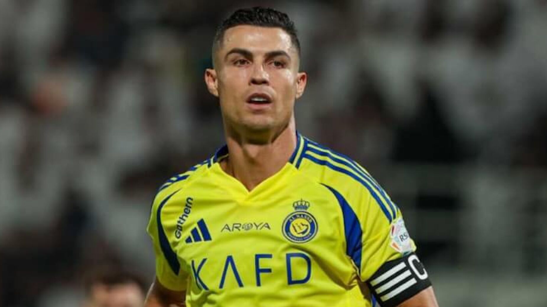 A reação curiosa de Ronaldo após ser colocado no Fenerbahçe de Mourinho