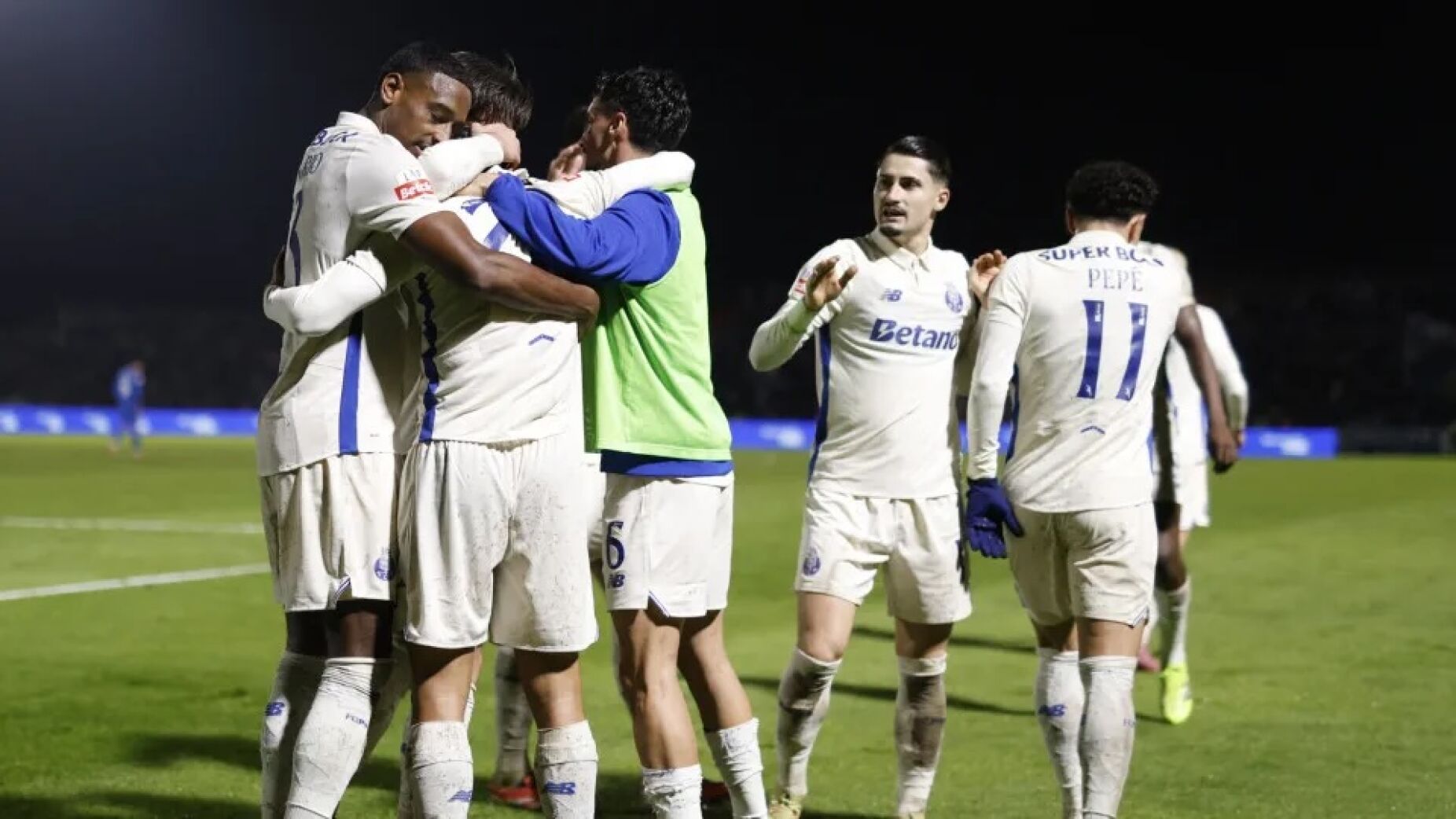 FC Porto imp&otilde;e lei do l&iacute;der em Alverca e entra no Natal com margem confort&aacute;vel