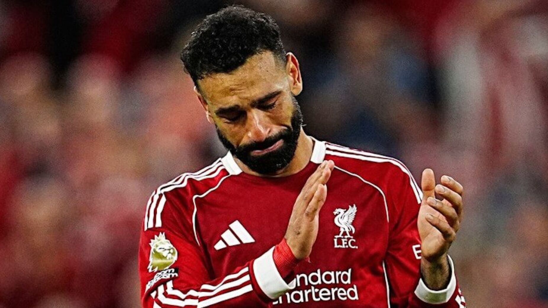 Salah chora sozinho em Anfield a ouvir os cânticos por Jota
