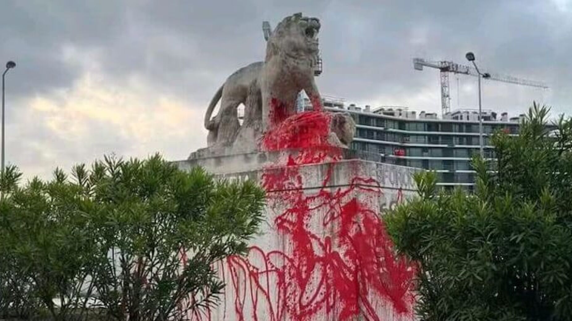 Estátua junto a Alvalade vandalizada antes do derbi (FOTOS)