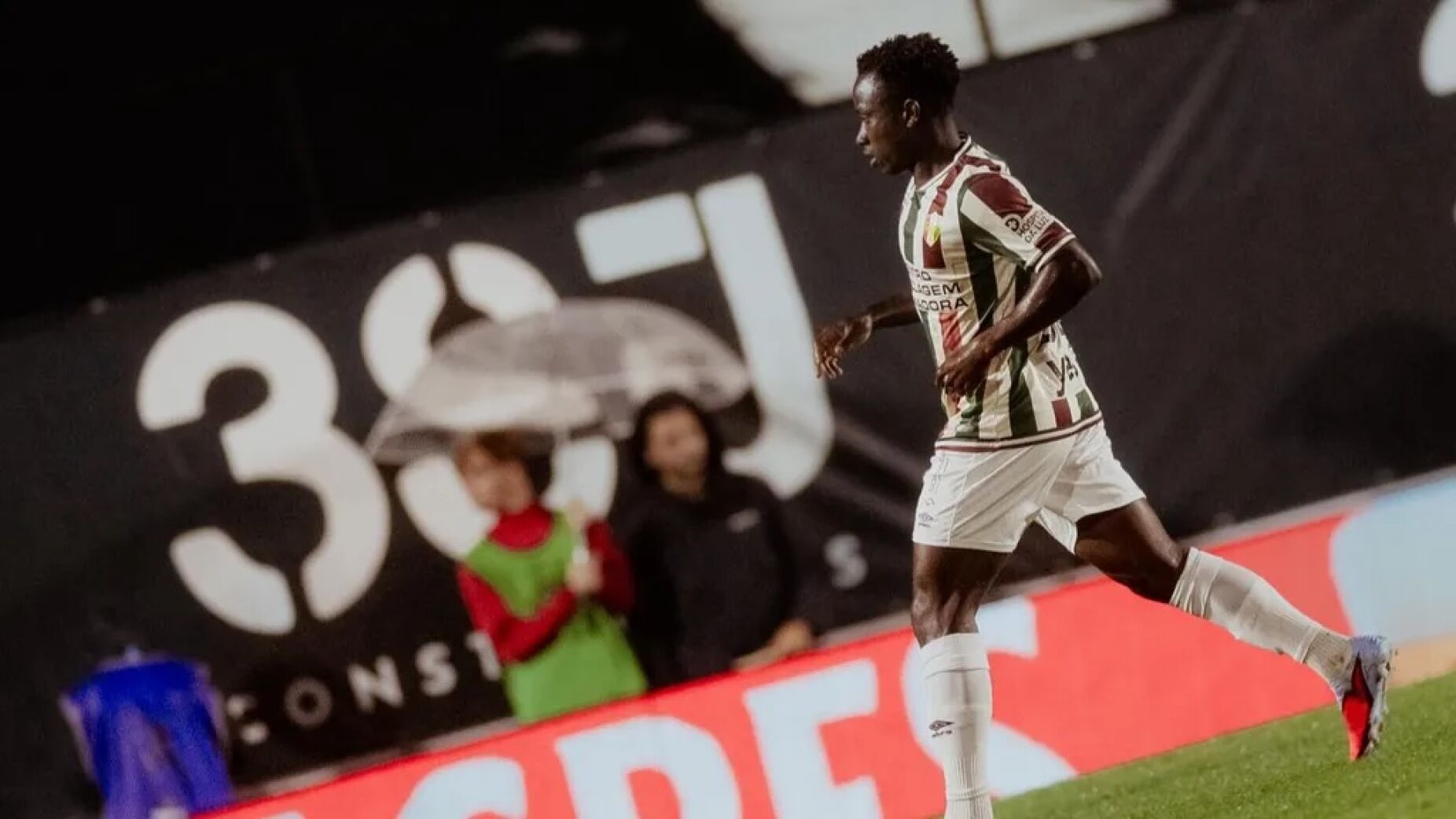 Estreia grande em palco maior: Alex Sola saiu do Drag&atilde;o com estatuto refor&ccedil;ado