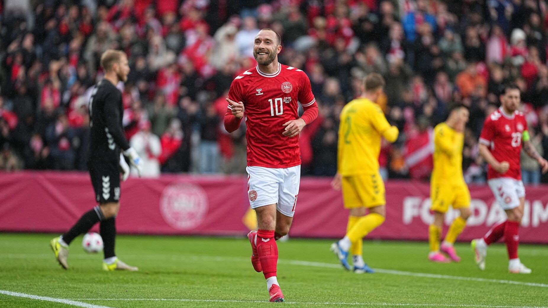 Eriksen voltou a cair inanimado em campo. Cinco anos depois, no mesmo dia.
