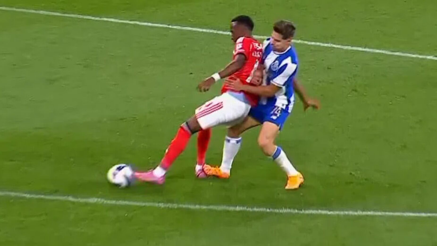 Benfica mostra entradas de jogadores do FC Porto e usa o calimero (Vídeo)
