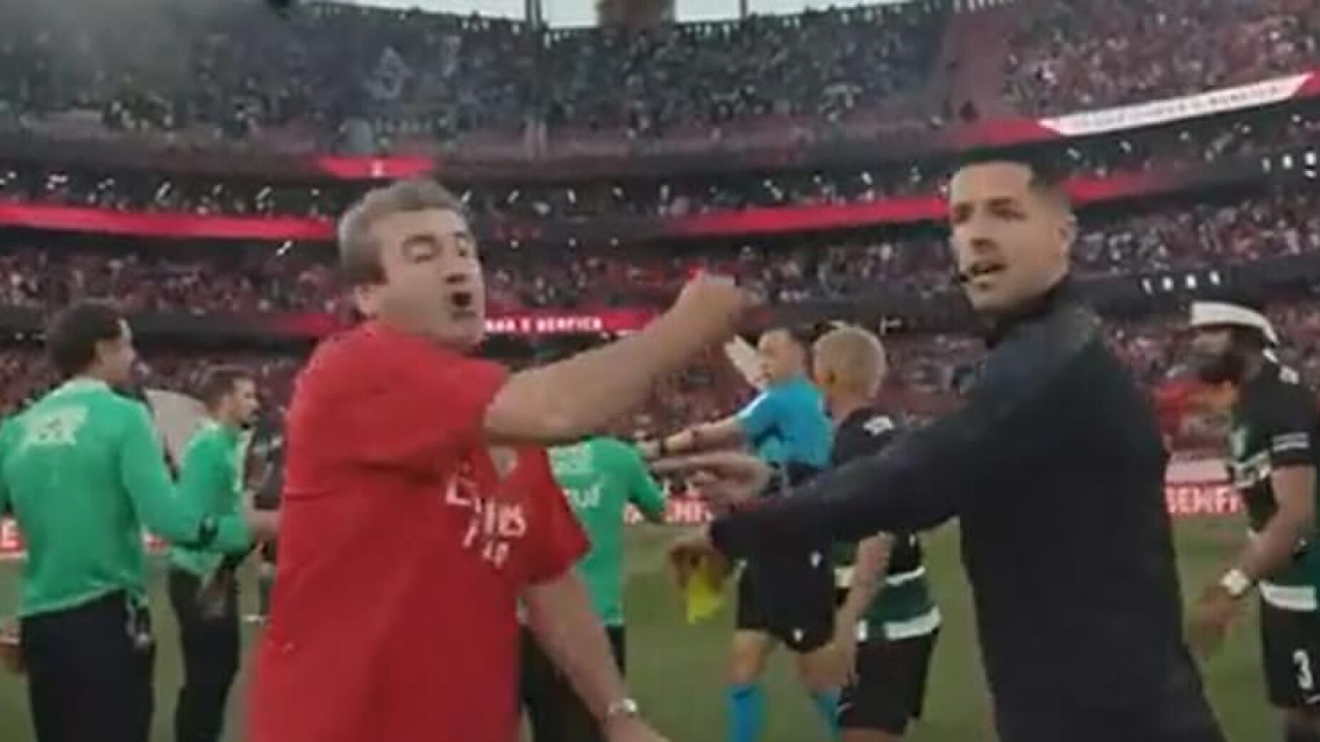 Novo vídeo mostra tentativa de agressão de adepto a árbitro no derbi