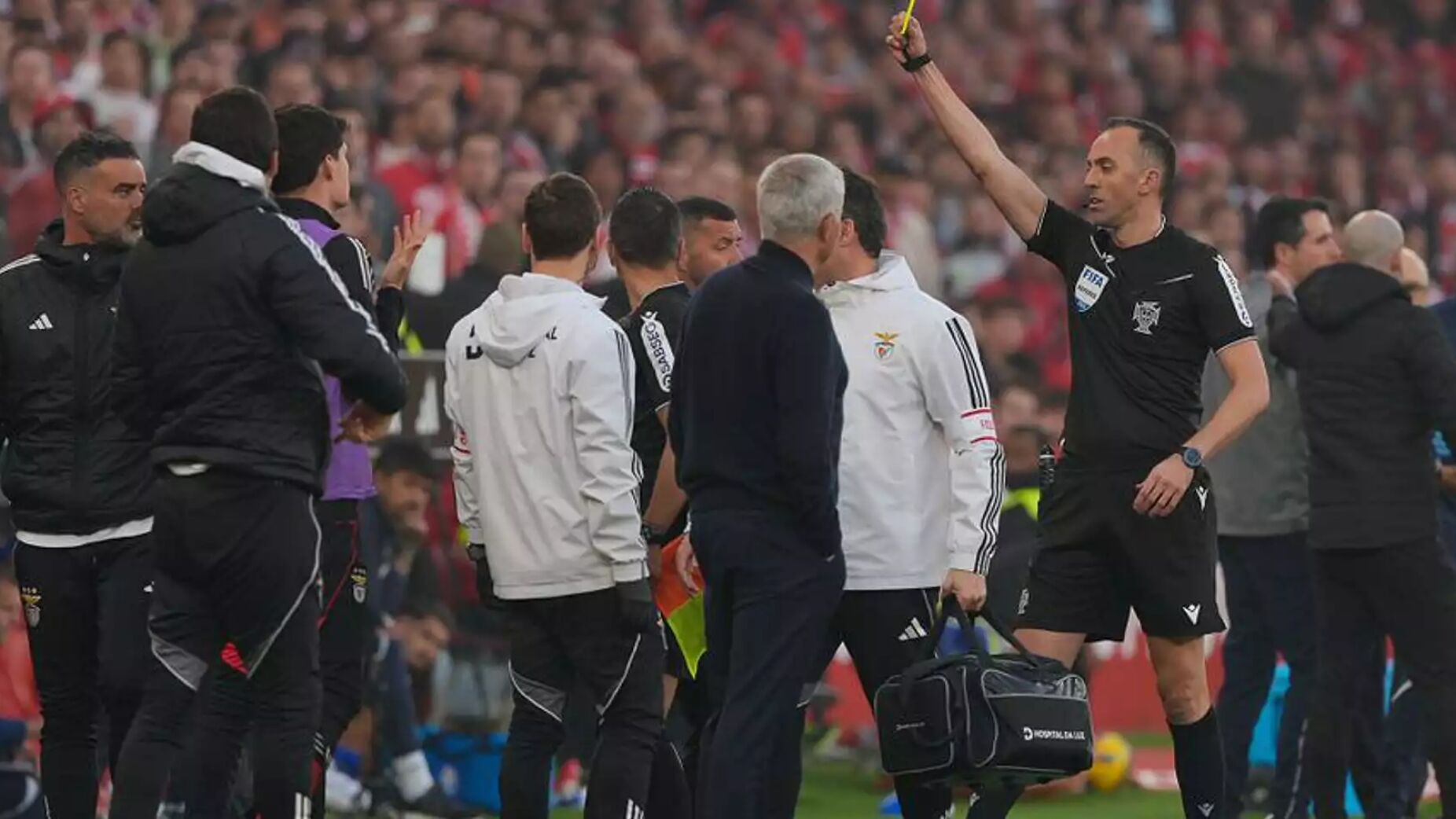 Castigo a Mourinho gera pol&eacute;mica: Benfica exige &ldquo;respeito&rdquo; nas arbitragens