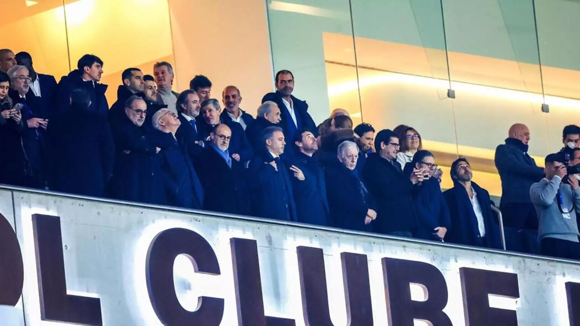 Um sil&ecirc;ncio que falou alto no Drag&atilde;o: Rui Costa e Villas-Boas sentaram-se longe no cl&aacute;ssico