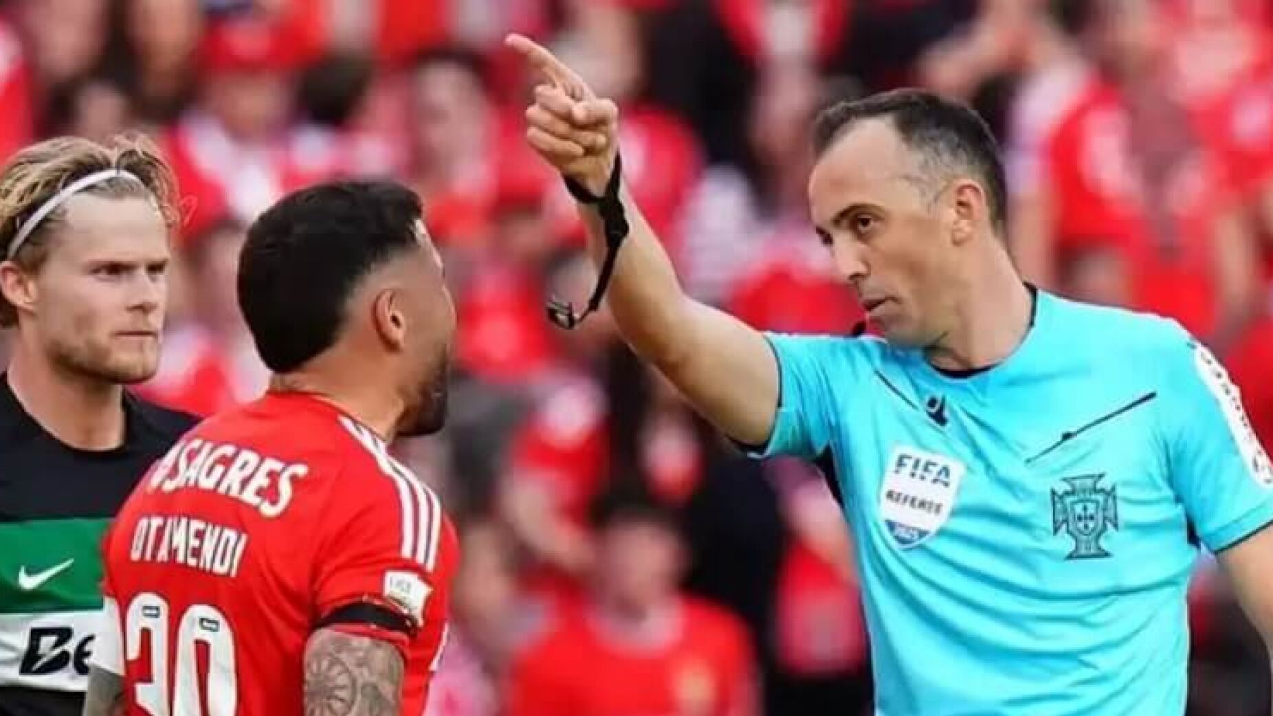Após polémica no derbi, João Pinheiro é premiado pela UEFA