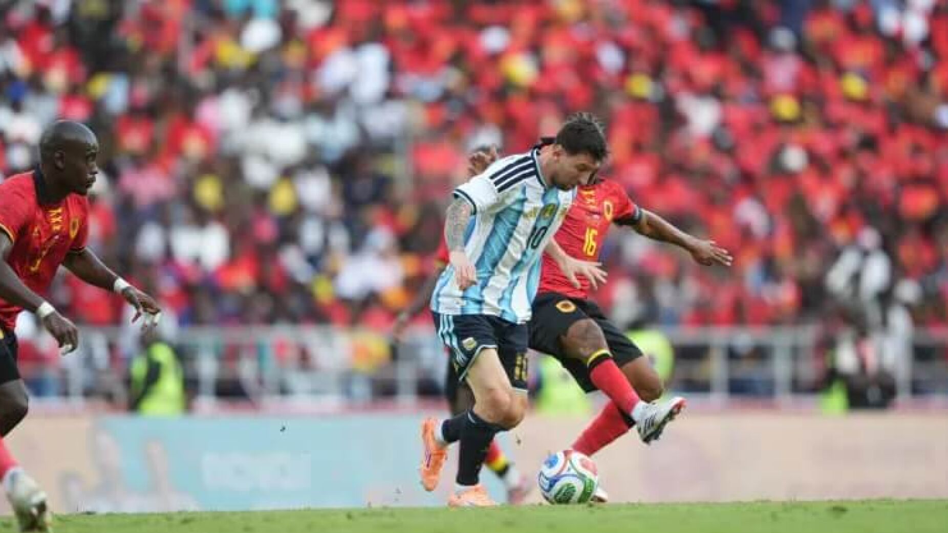 Messi marca e Argentina vence Angola na estreia de Prestianni