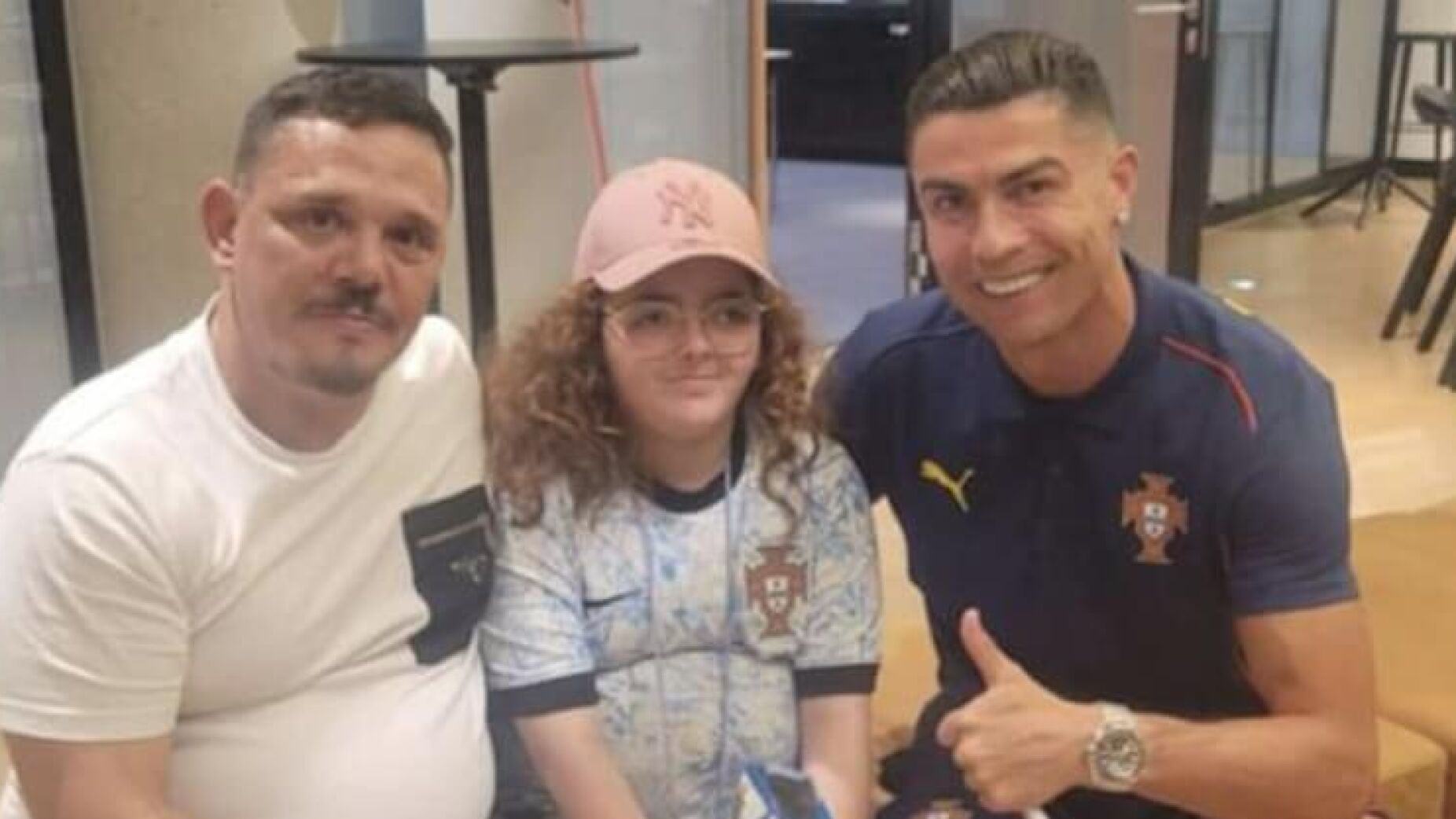 O bonito gesto de Ronaldo com menina de 11 anos antes do Alemanha-Portugal