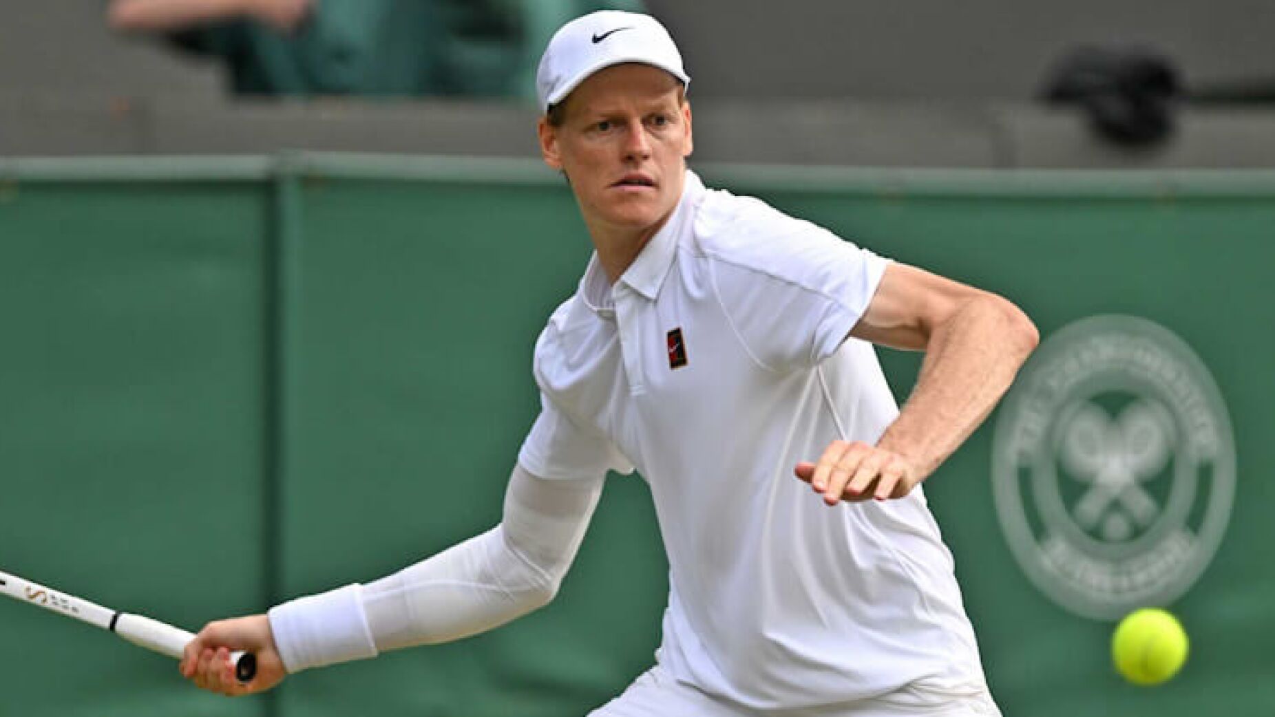 Jannik Sinner voa para as meias-finais de Wimbledon