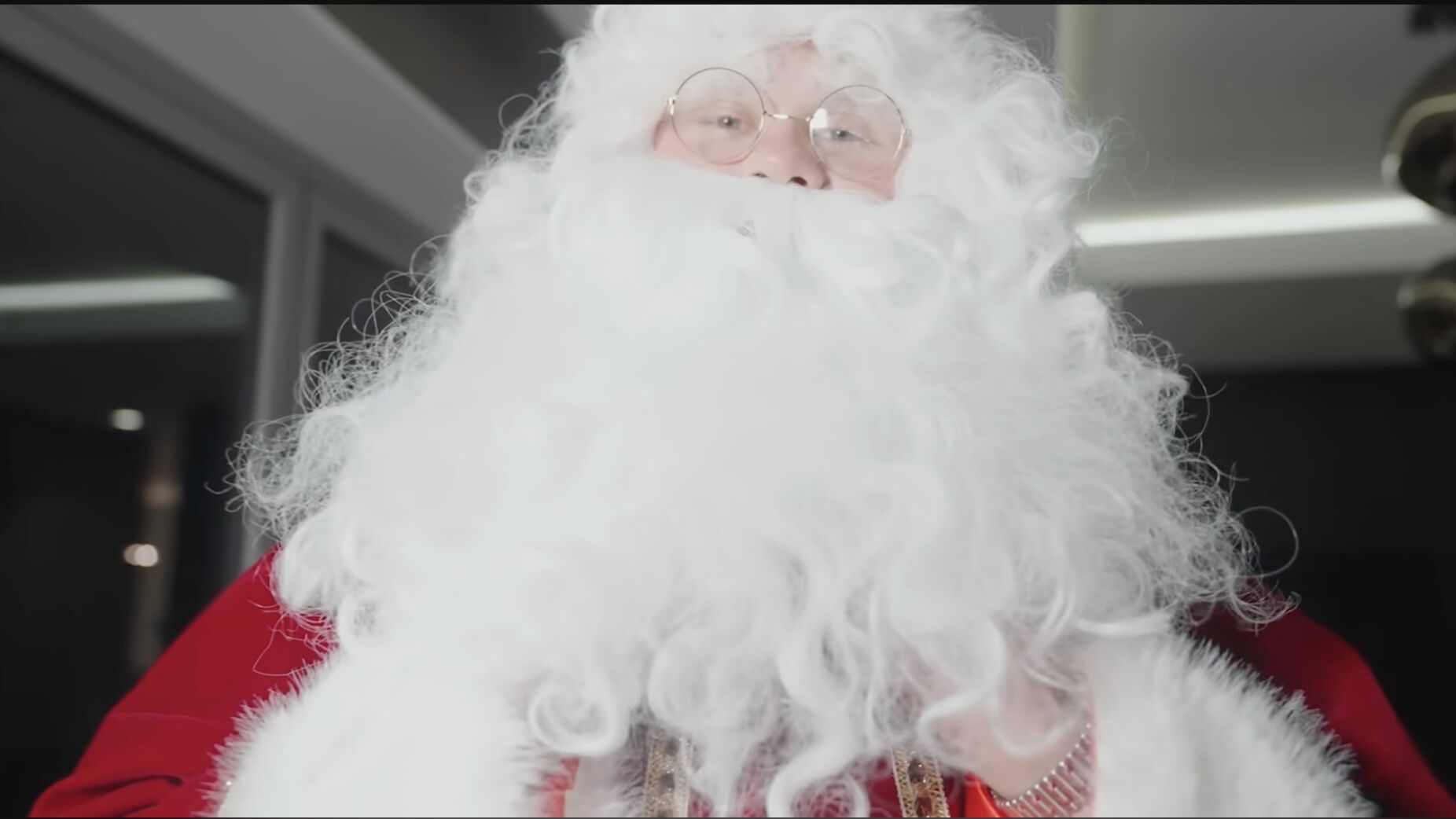 Este Pai Natal tentou passar despercebido&hellip; mas as crian&ccedil;as apanharam-no