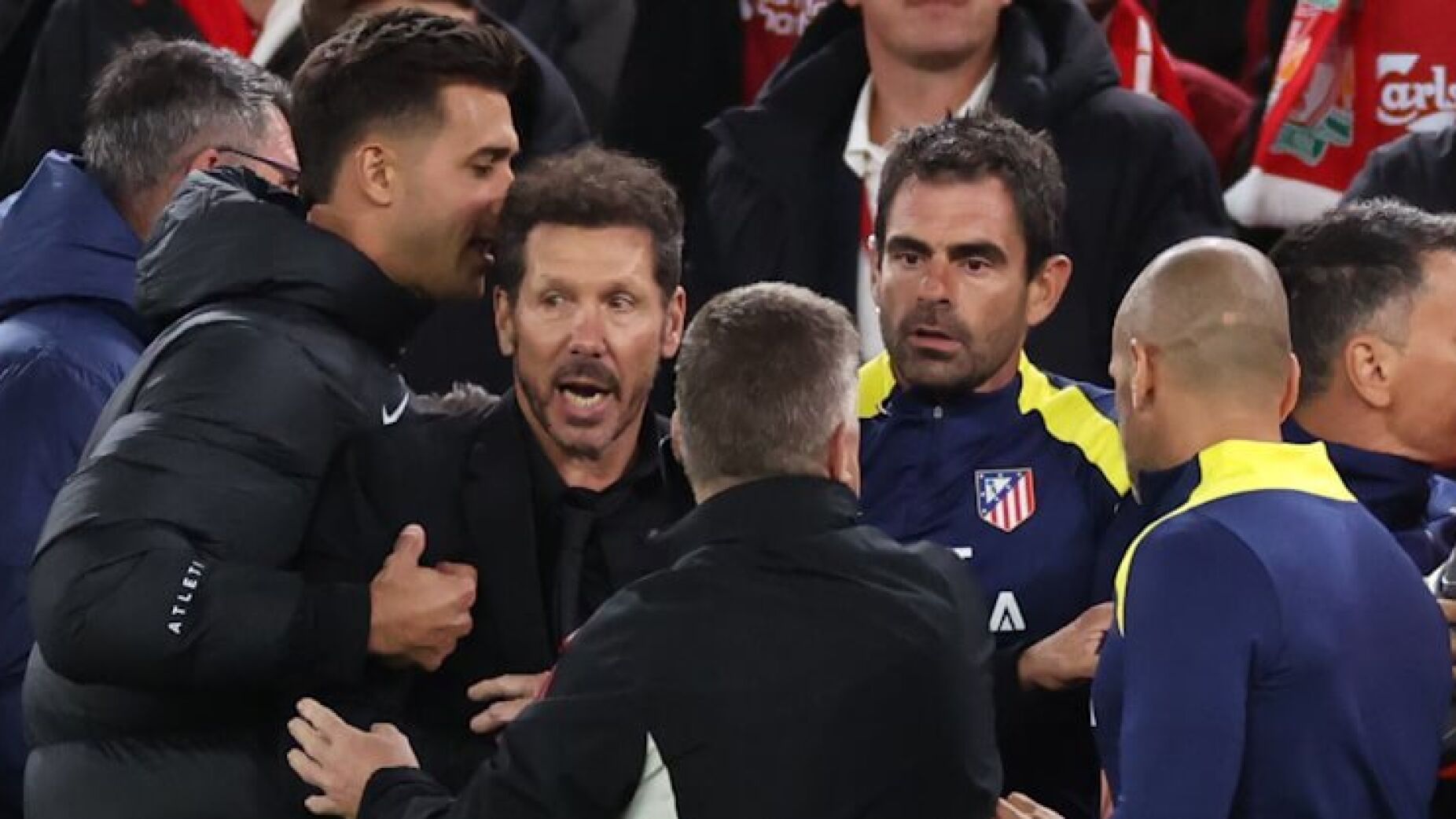 Simeone explica-se após perder a cabeça com adepto do Liverpool
