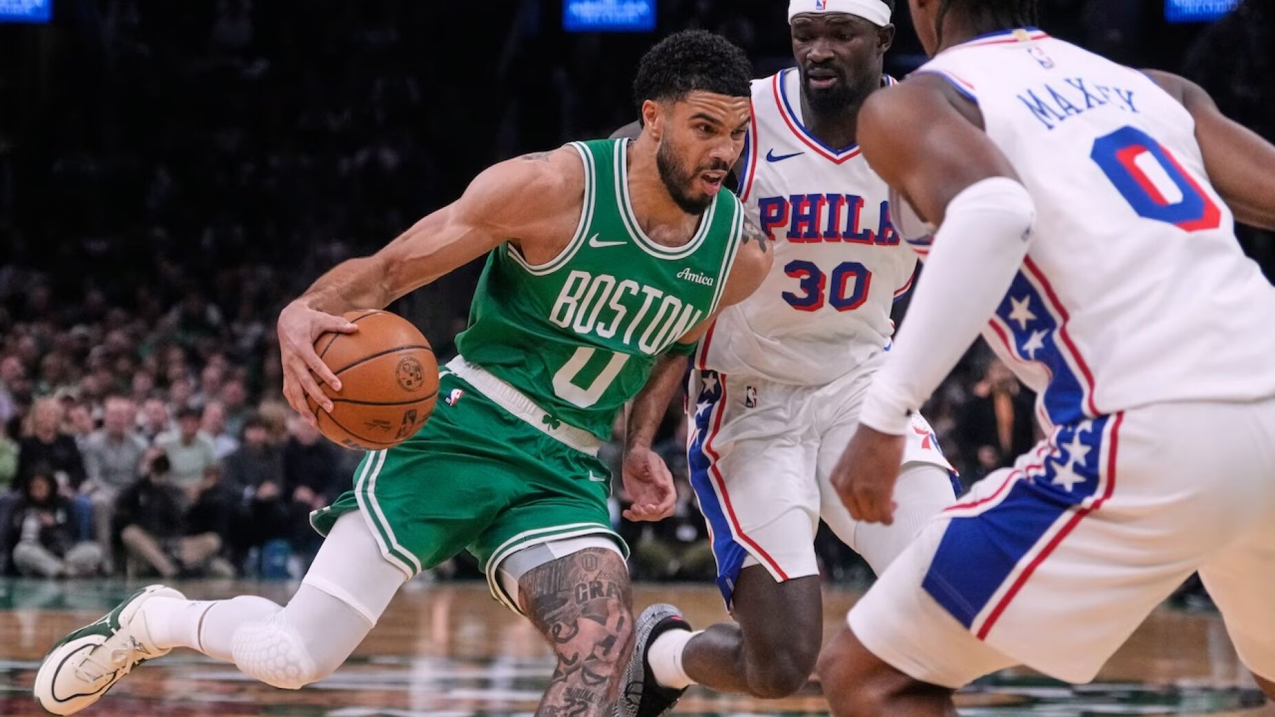 Os 76ers venceram em Boston sem Embiid &mdash; Edgecombe 30 pontos, s&eacute;rie empatada 1-1. Os Celtics de Neemias em apuros