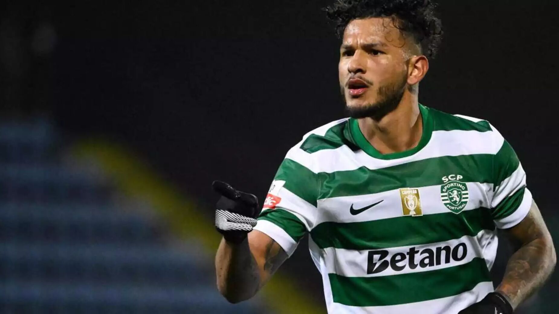 Nos descontos e com nervos de a&ccedil;o: Su&aacute;rez decide e mant&eacute;m o Sporting na persegui&ccedil;&atilde;o