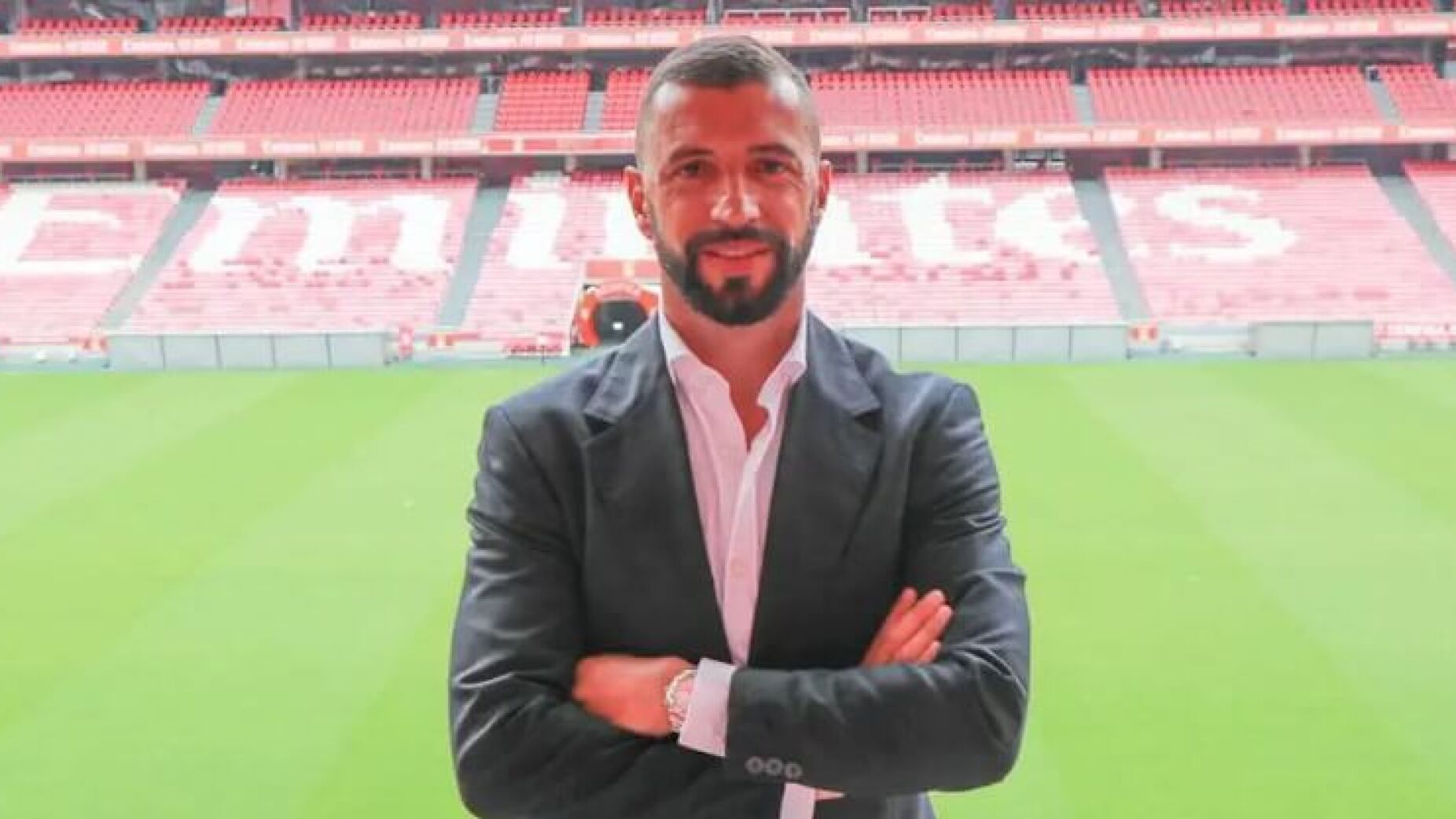 Simão Sabrosa troca de funções e regressa ao banco do Benfica