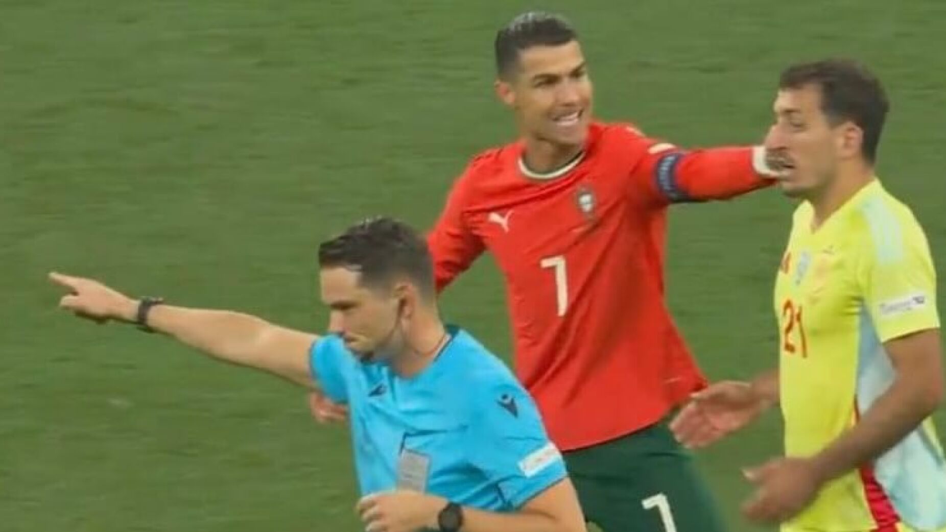A provocação de Ronaldo a jogador da Espanha após golo de Portugal