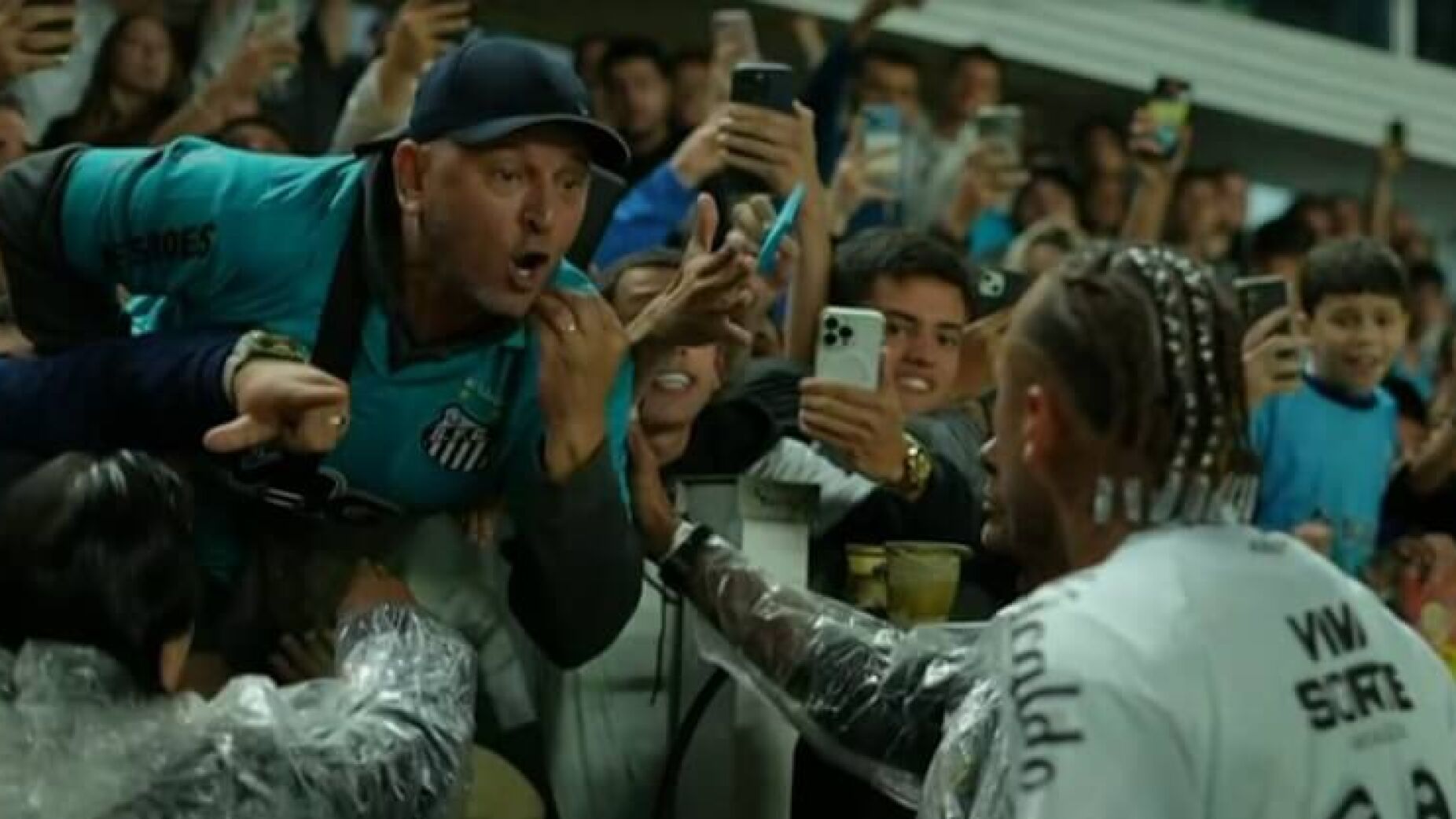Neymar volta a perder a cabeça com adepto após derrota do Santos