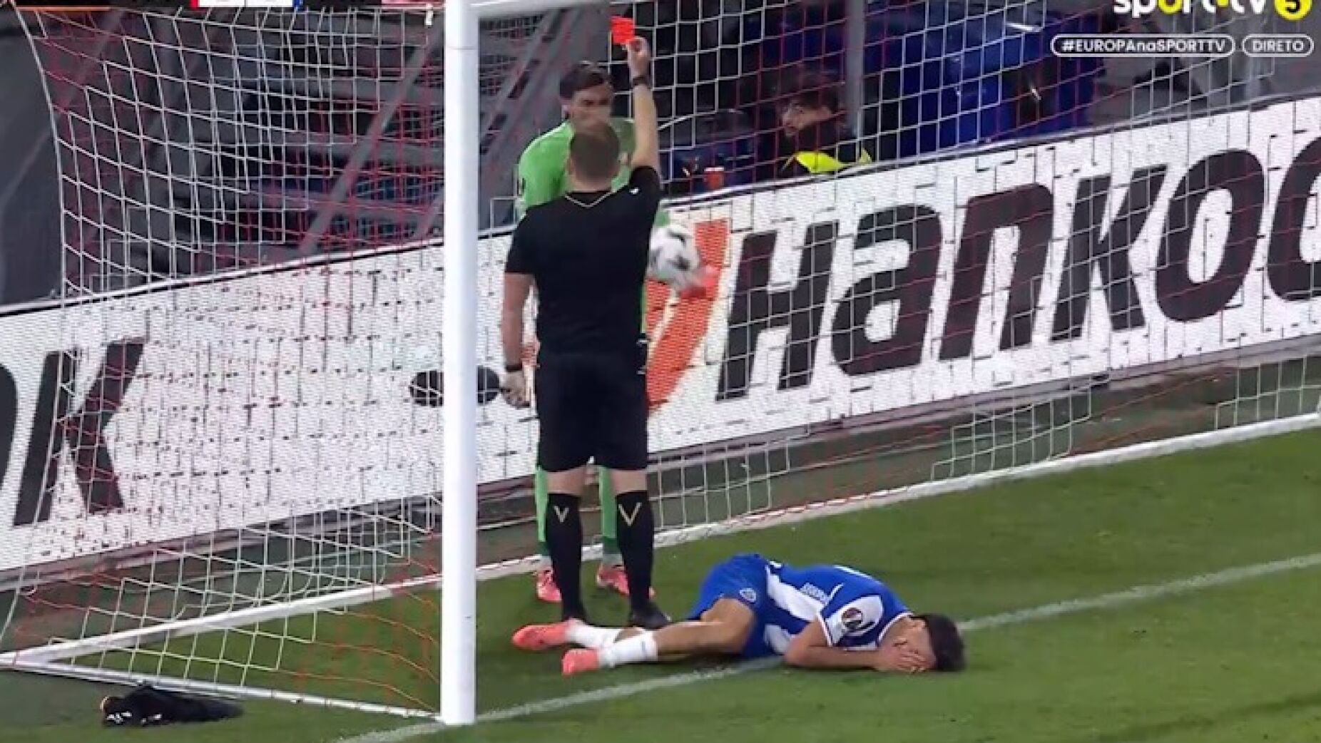 Azia? A rea&ccedil;&atilde;o do treinador do Utrecht &agrave; expuls&atilde;o no jogo com o FC Porto