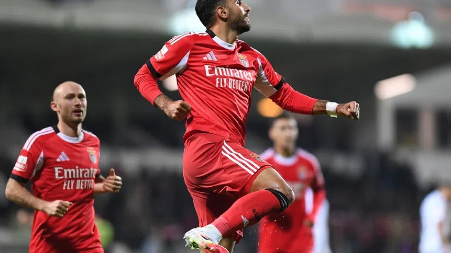 A estrat&eacute;gia silenciosa de Mourinho que est&aacute; a fazer Pavlidis marcar mais no Benfica