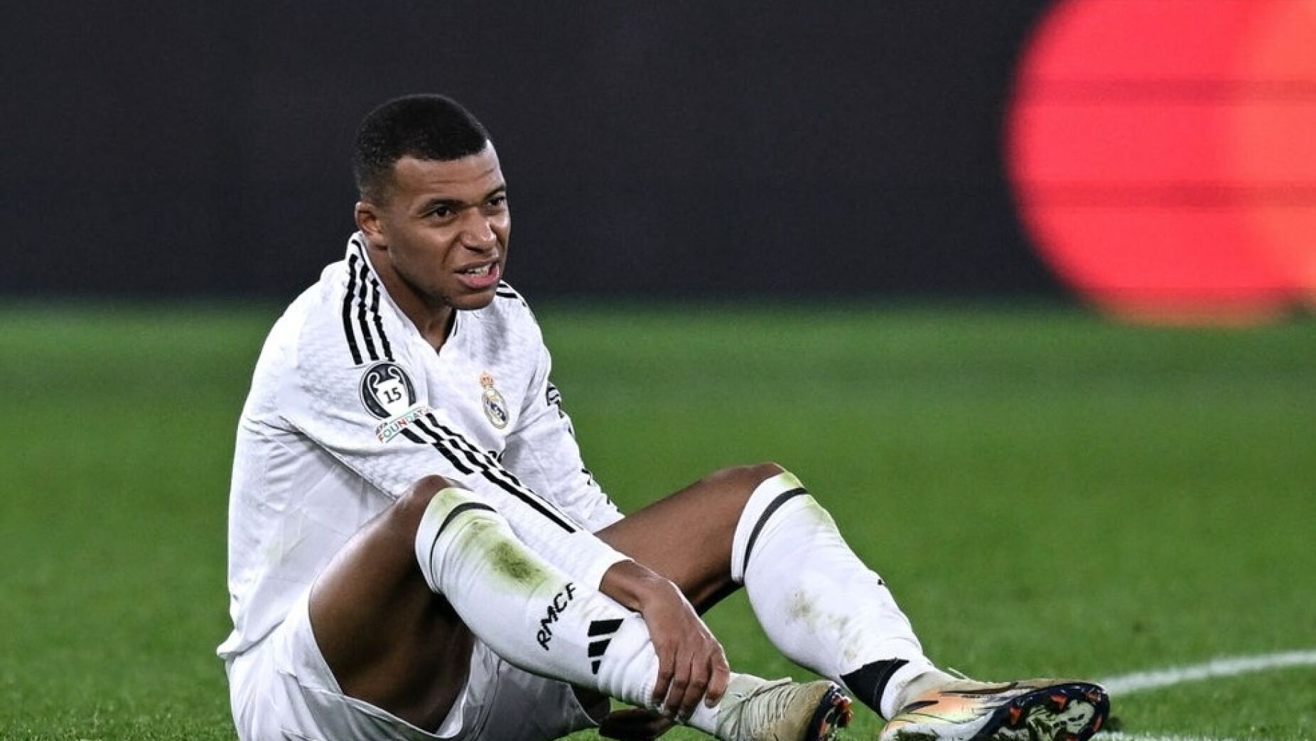 Um contratempo inesperado no Bernabéu: Mbappé lesiona-se e deixa Real Madrid em alerta máximo