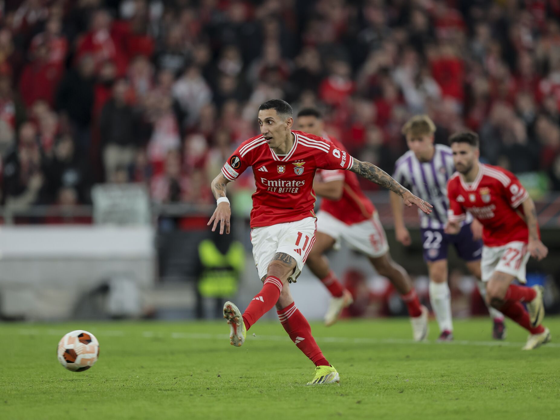 Penáltis de Di María salvam um Benfica com trauma europeu