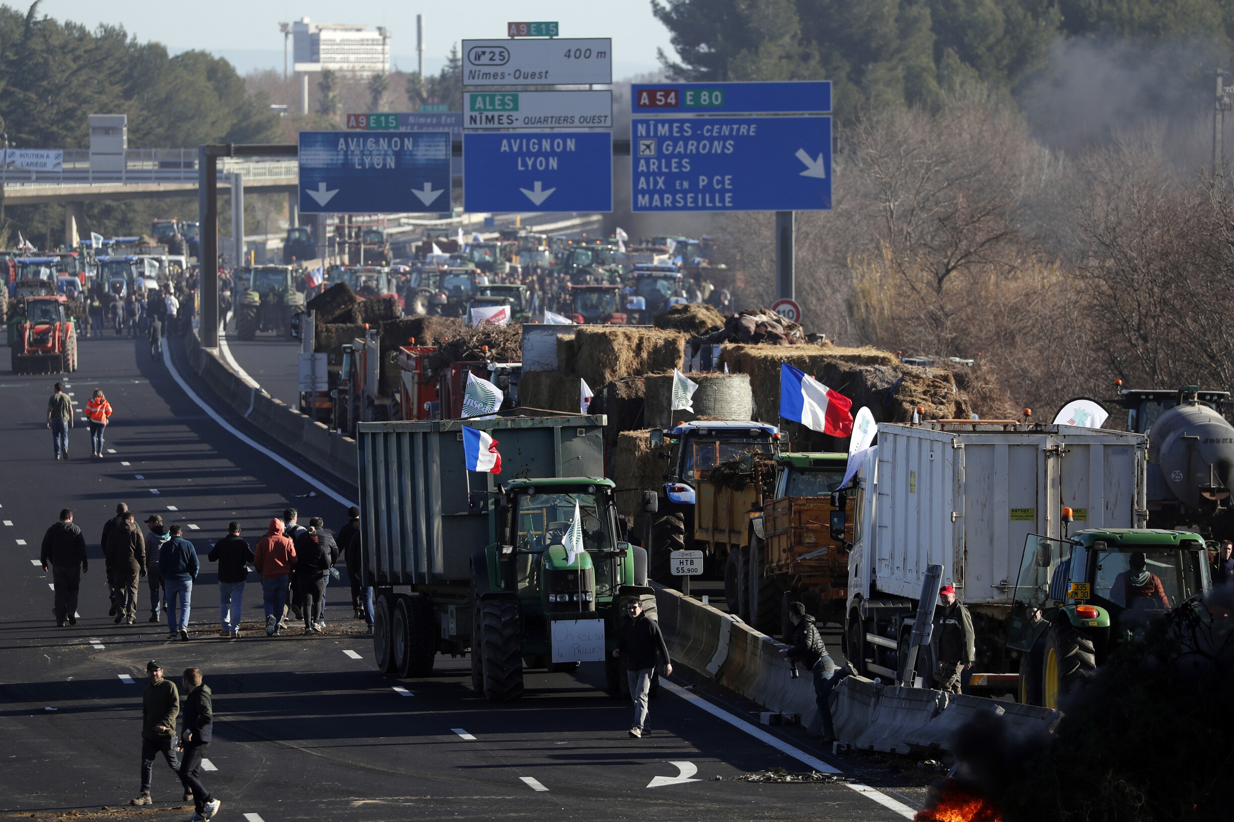 Les protestations des agriculteurs français se rapprochent de Paris et font pression sur le gouvernement
