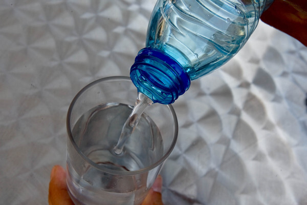 El agua de las botellas de plástico contiene hasta 100 veces más partículas de lo esperado