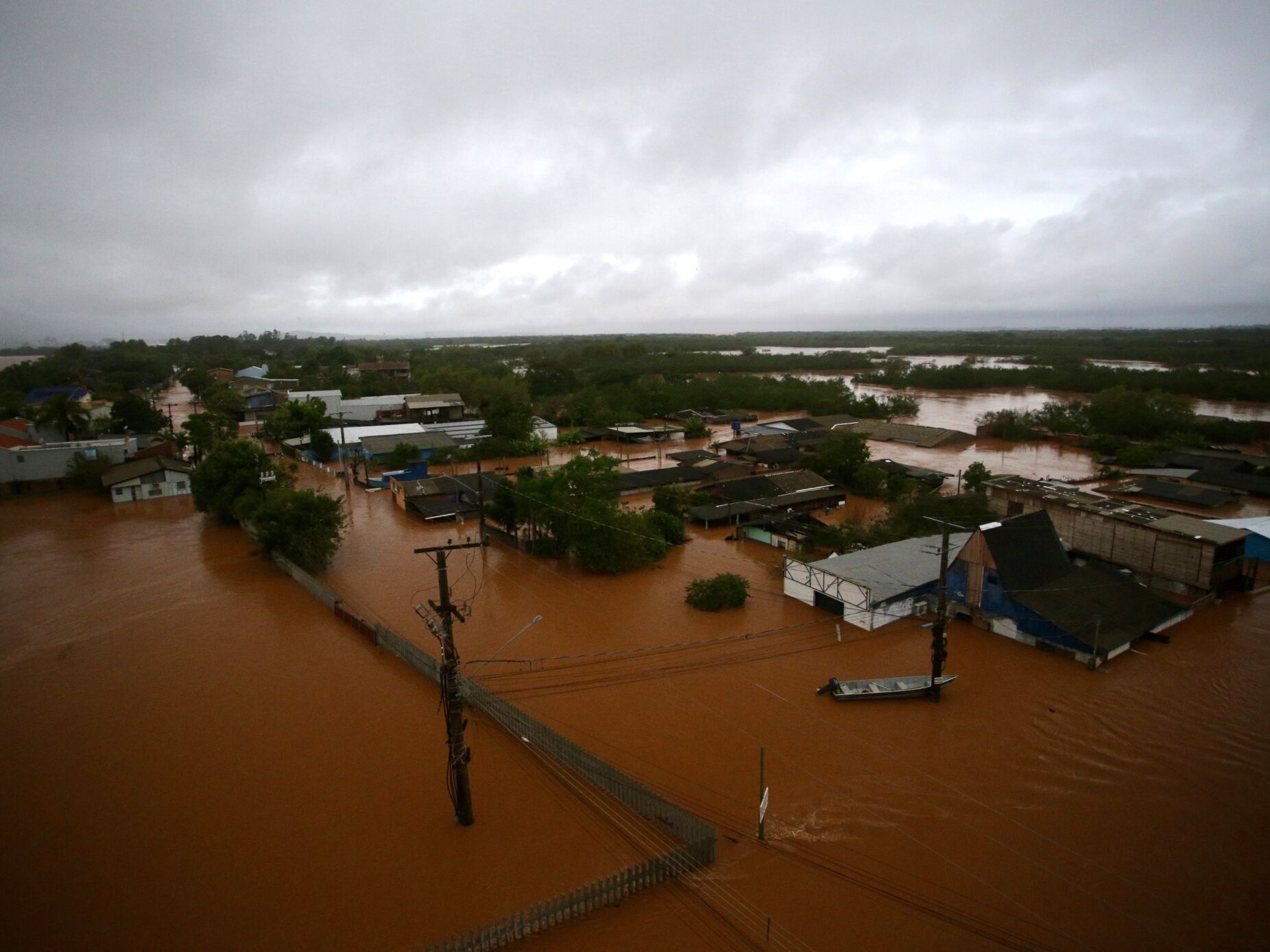 Chuvas torrenciais causam destruição no centro da maior capital do sul do Brasil
