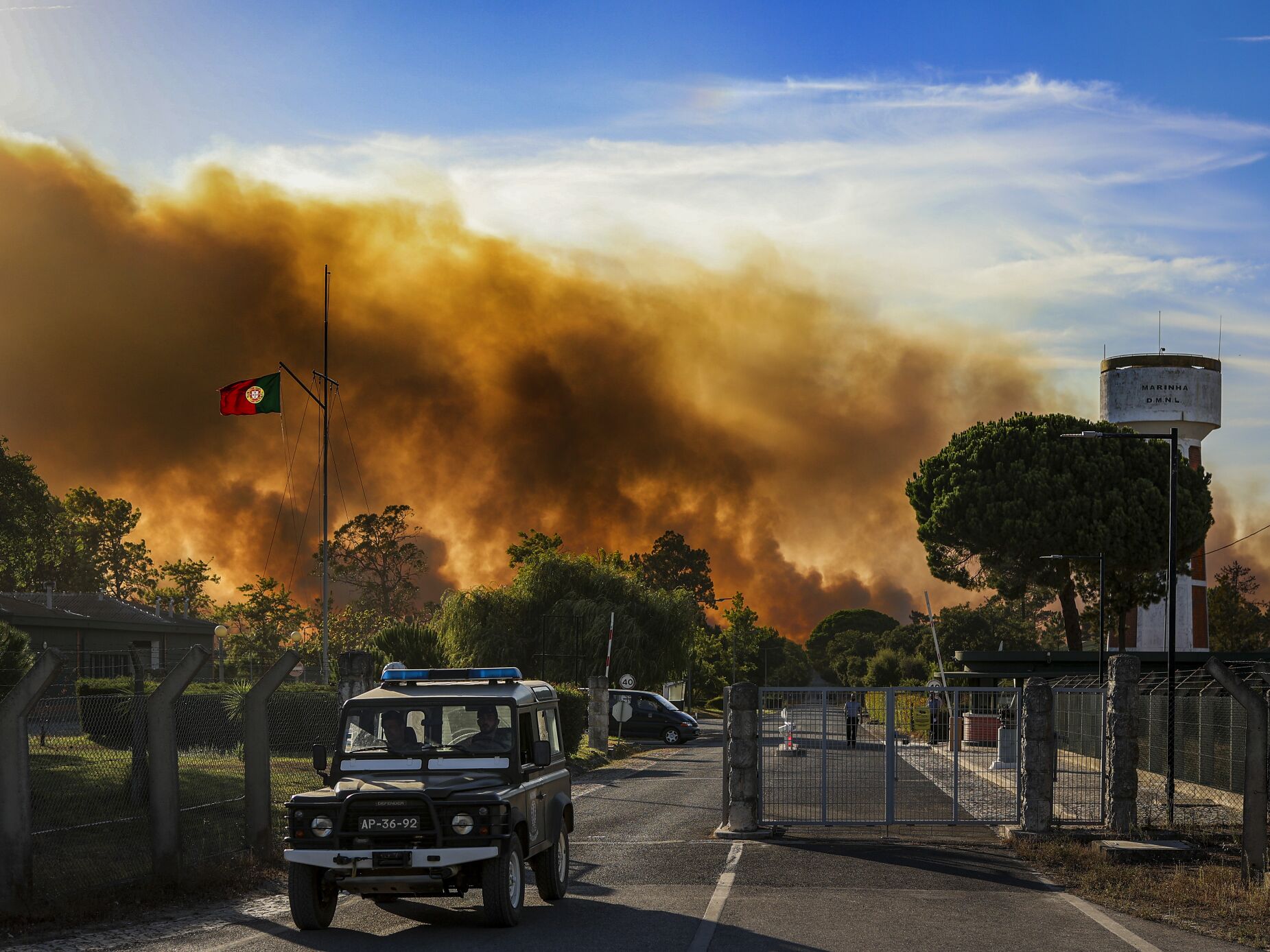 Incêndio que começou na Amora propaga-se até Sesimbra puxado pelo vento