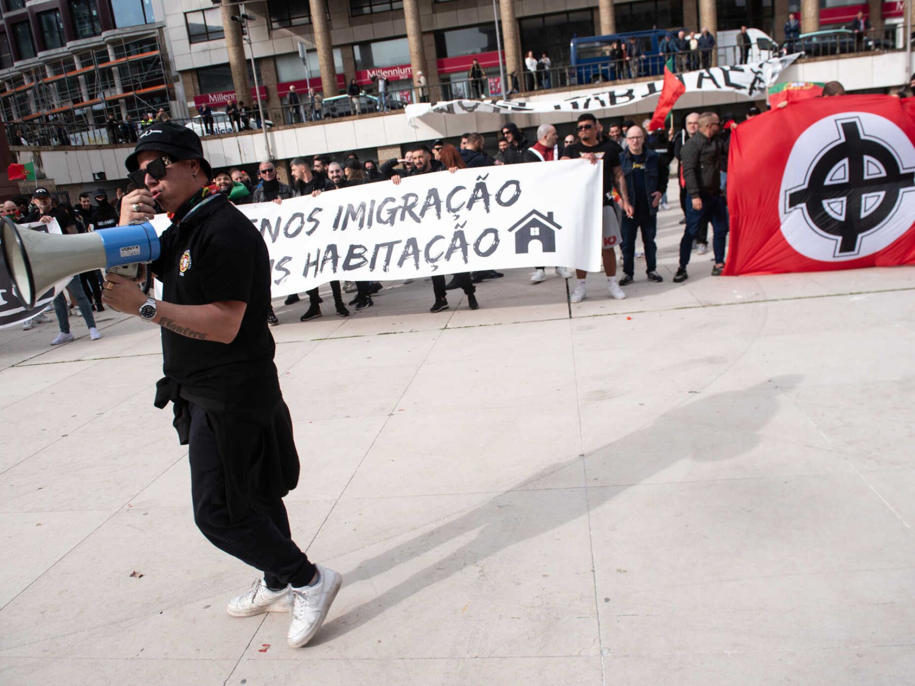 Grupos xenófobos celebram manifestação convocada pelo Chega