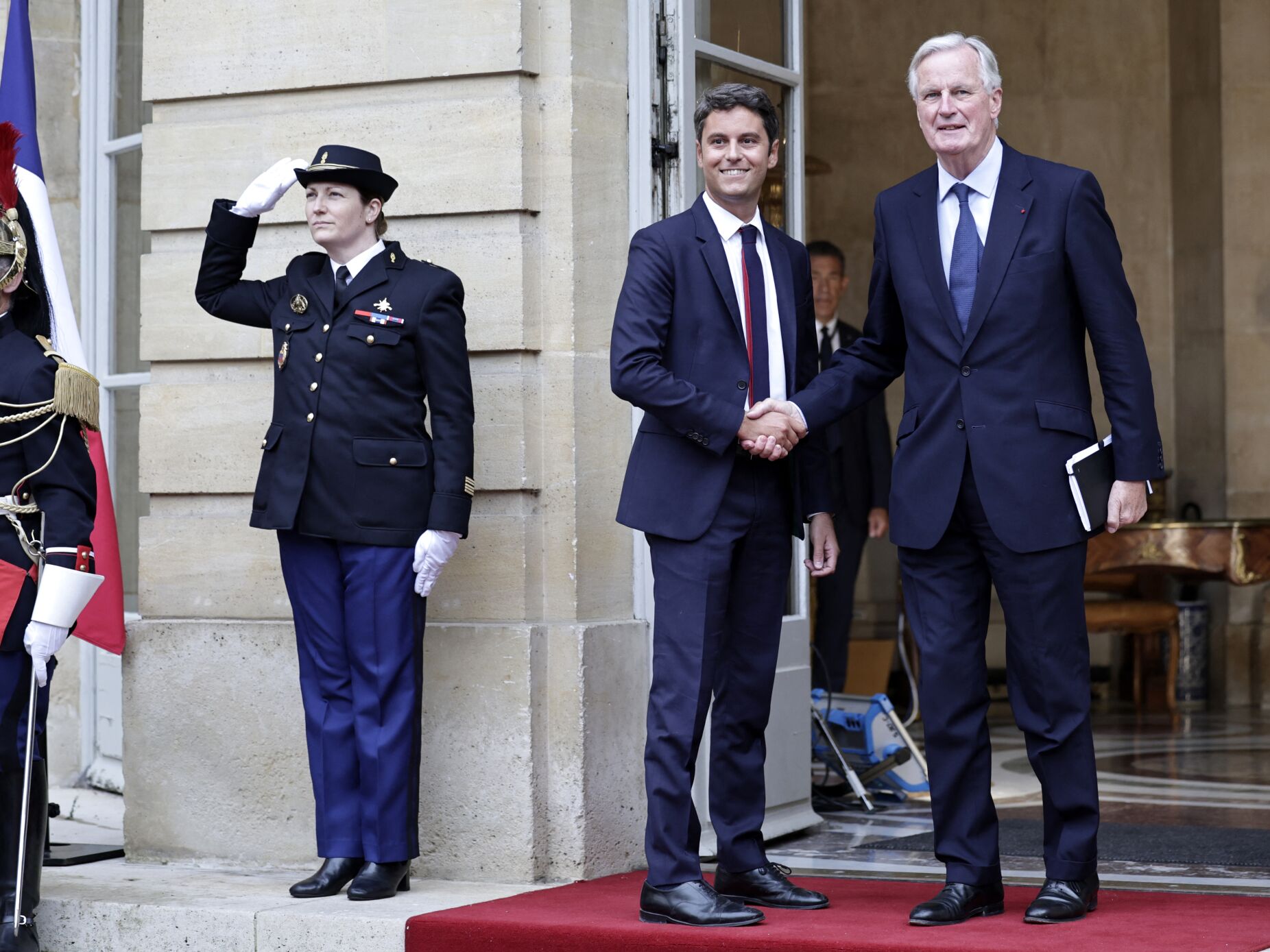 Macron aposta em Michel Barnier e fica nas mãos da extrema-direita