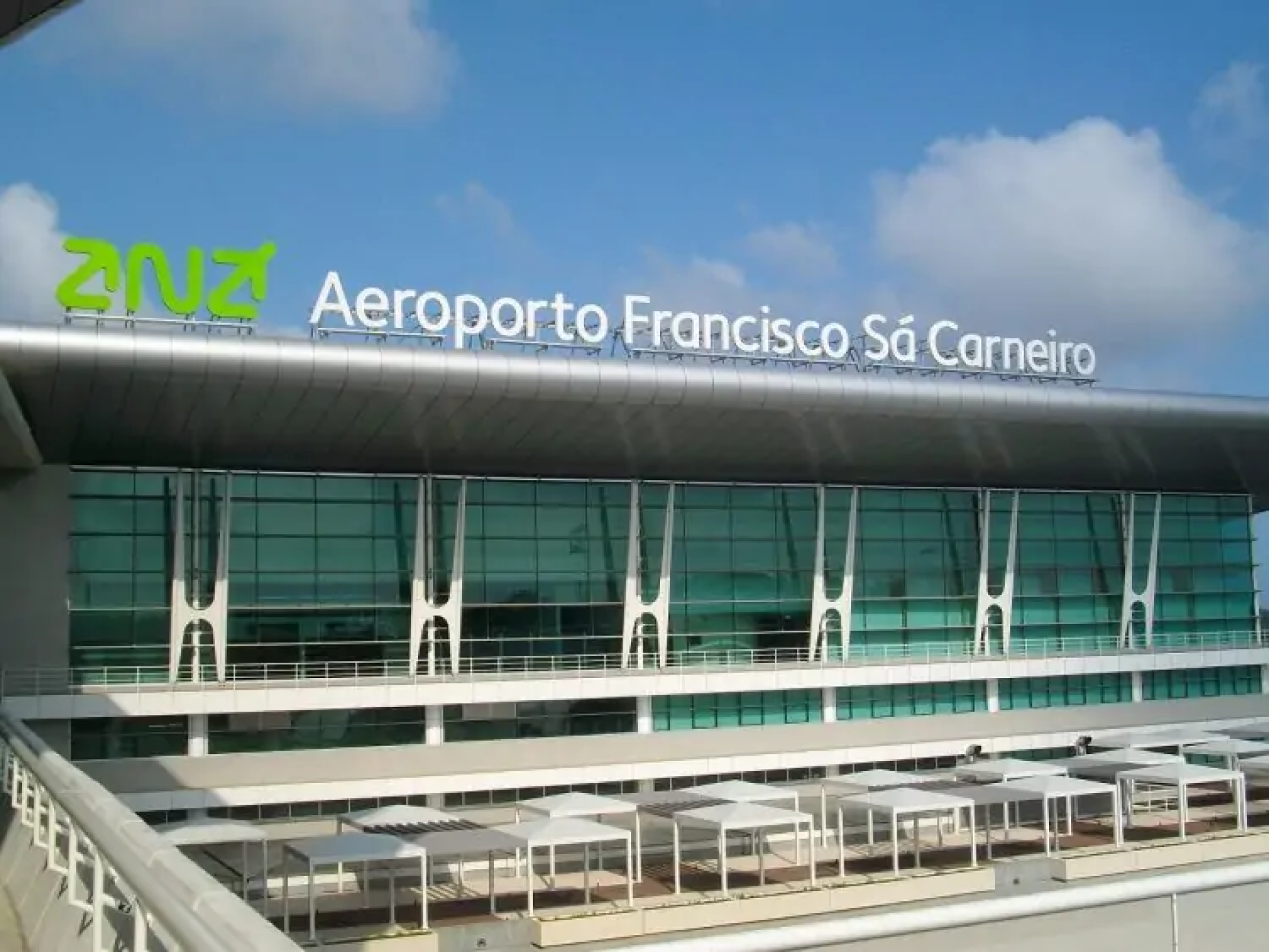 Caça francês aterrou de emergência no aeroporto do Porto devido a avaria