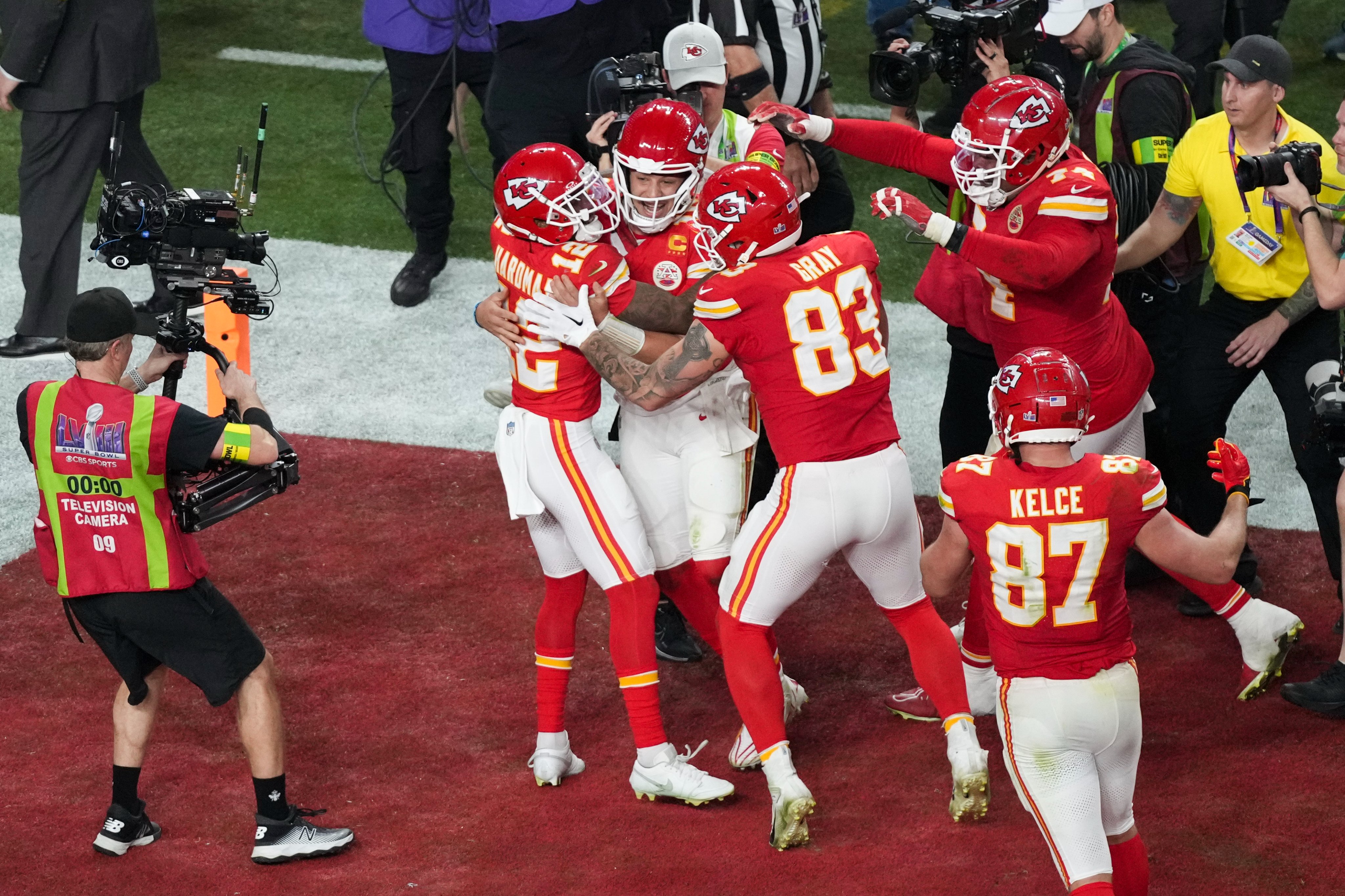 Do beijo de Taylor Swift a Travis Kelce à atuação de Usher. As imagens que marcaram o Super Bowl