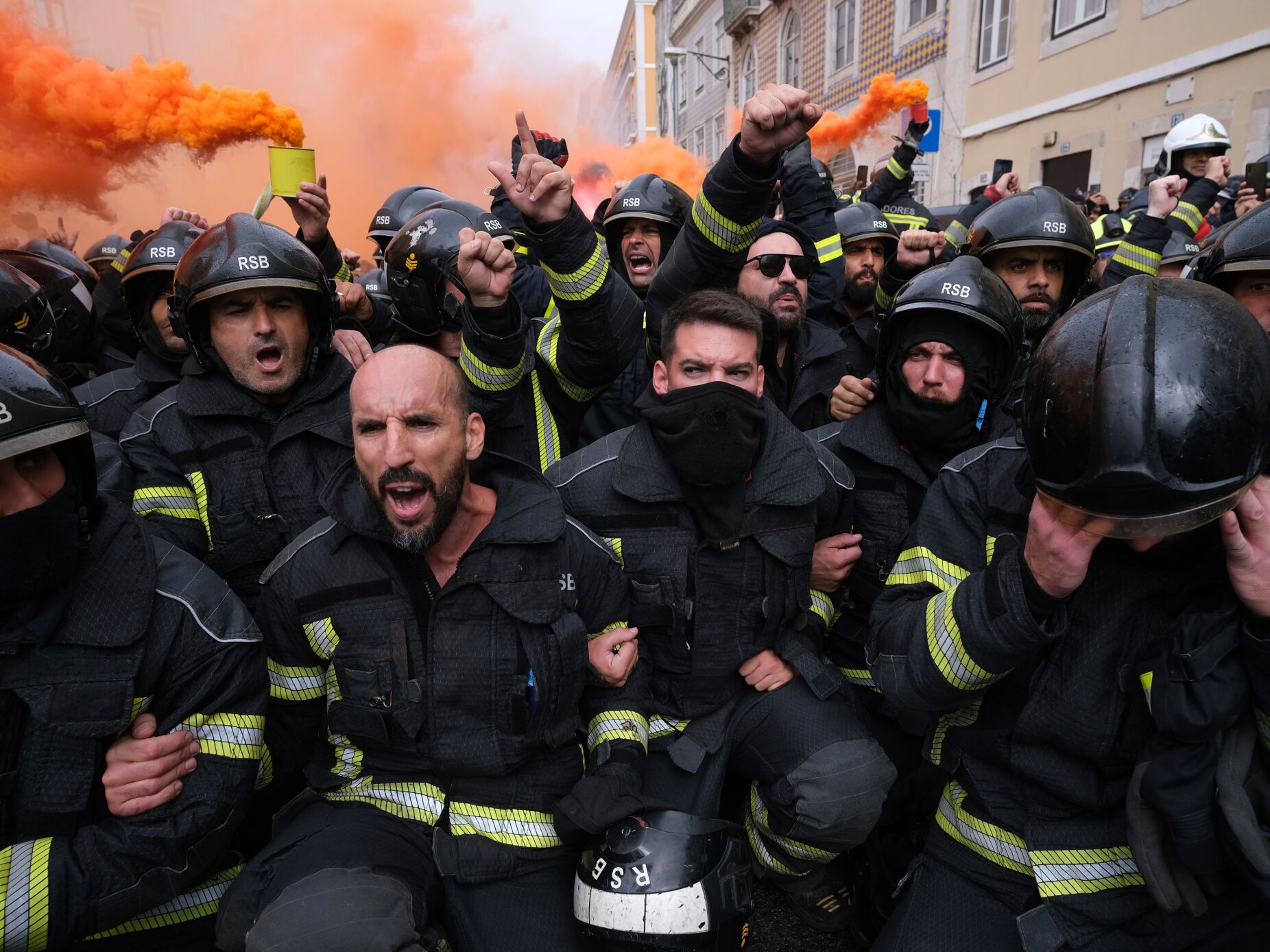 Bombeiros sapadores rompem barreira de segurança e protestam com petardos na escadaria da Assembleia da República