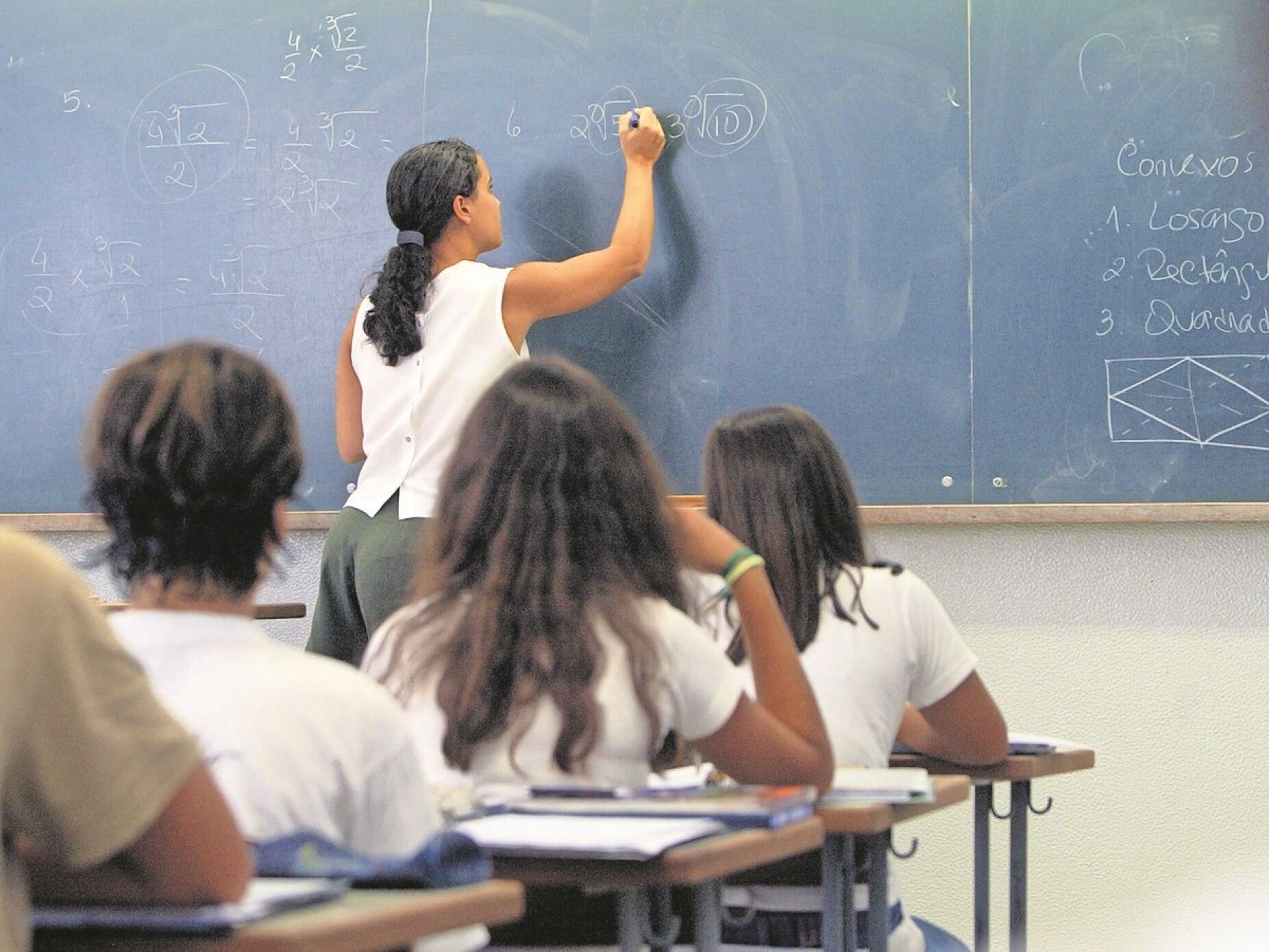 Ministério da Educação liga a professores a pedir para rescindirem contratos