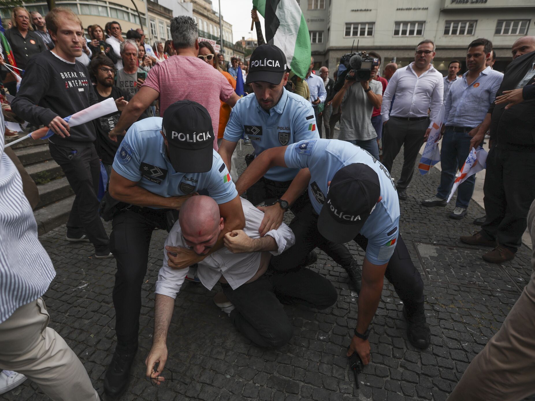 PSP fez um detido e identificou duas pessoas em protesto pró-Palestina durante discurso de Von der Leyen em comício da AD