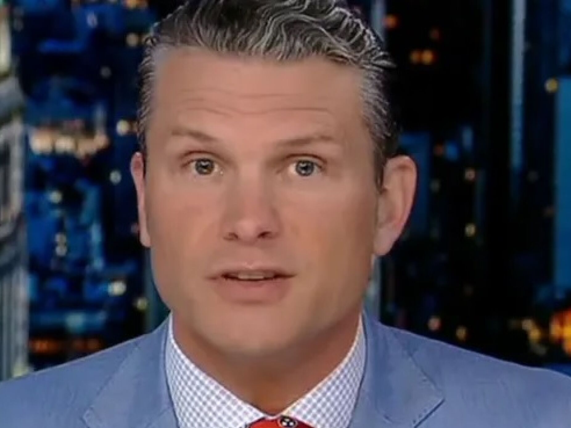 Vende munições, não lava as mãos e já atirou um machado a um músico. Hegseth é a escolha de Trump para a Defesa